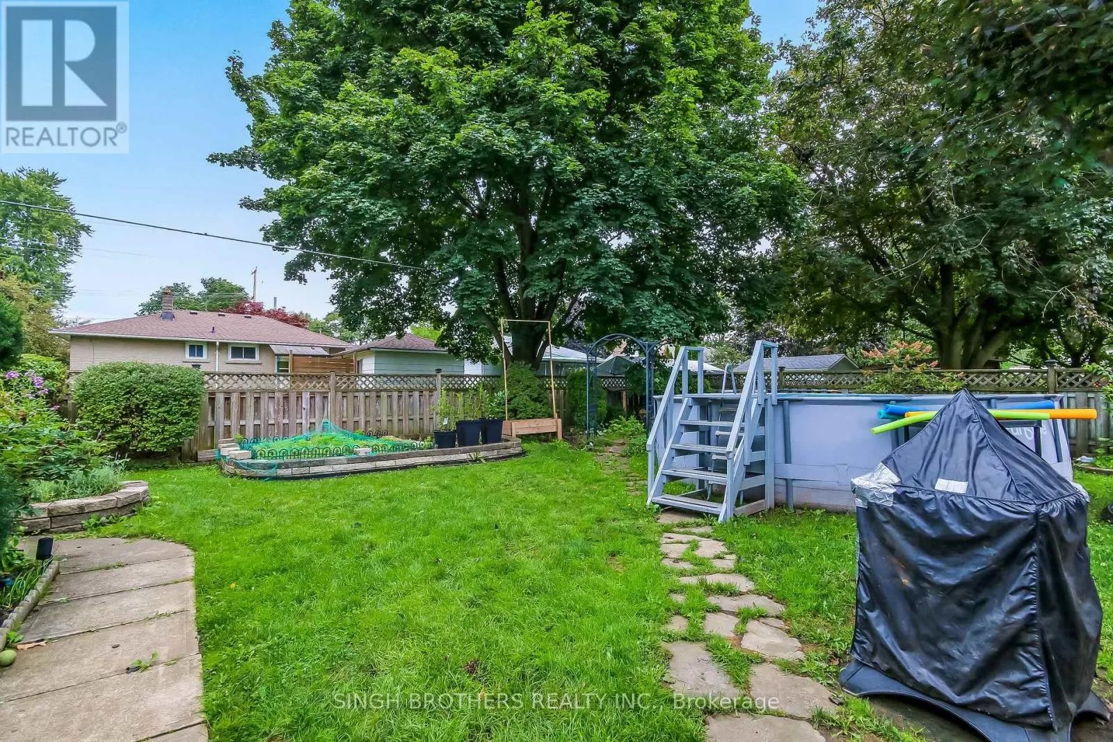 316 WILLOWGROVE CRESCENT