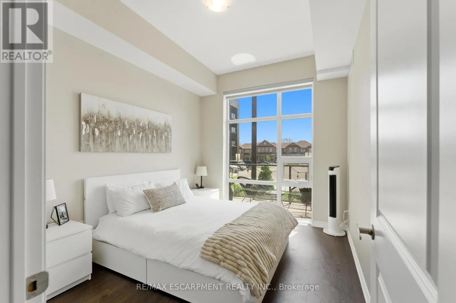 112 - 460 DUNDAS STREET E