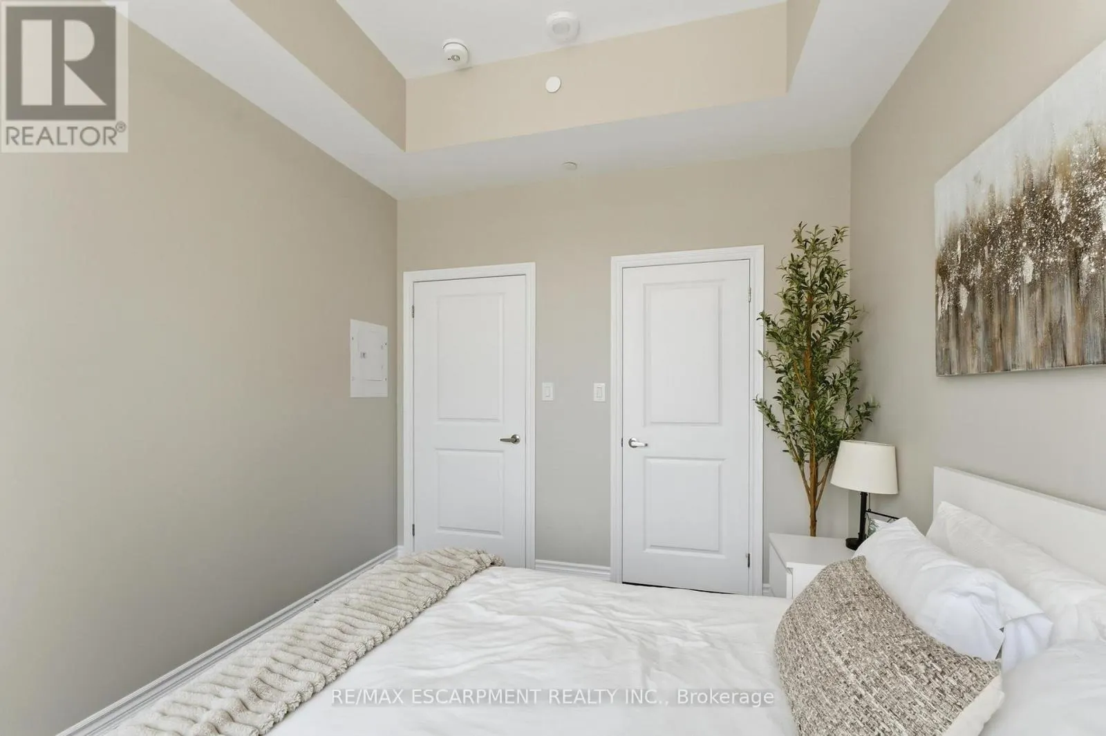 112 - 460 DUNDAS STREET E