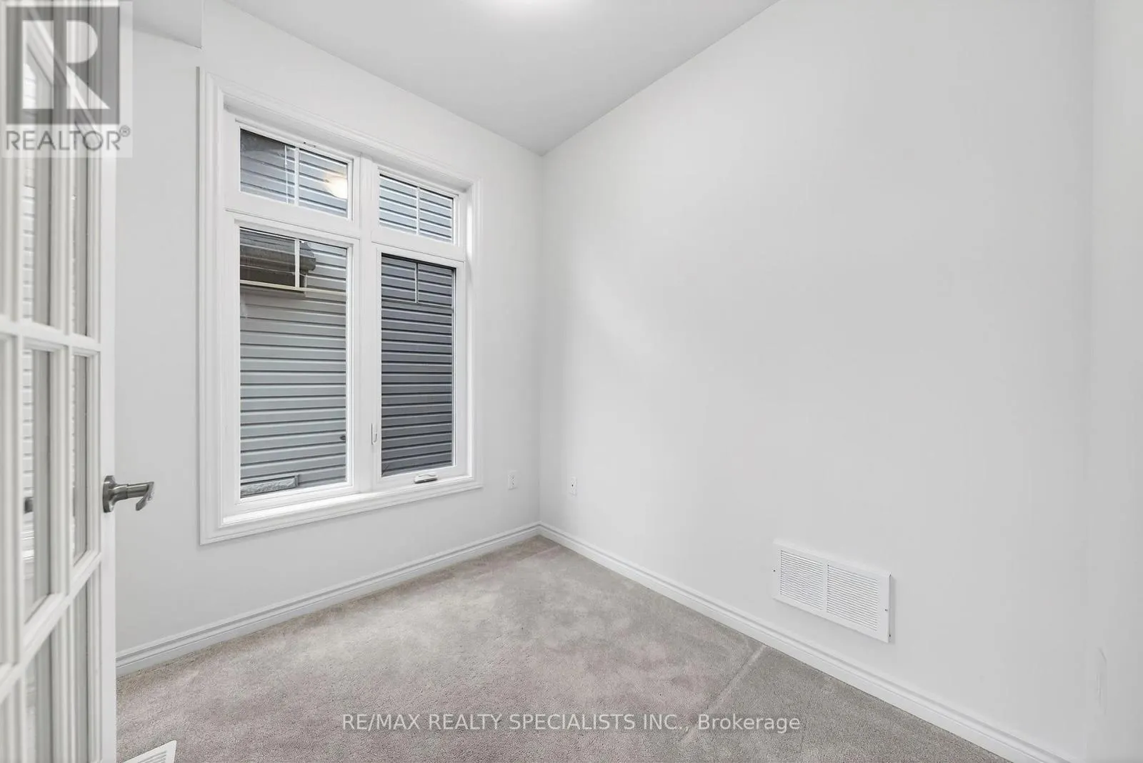 27 HARPIN WAY W