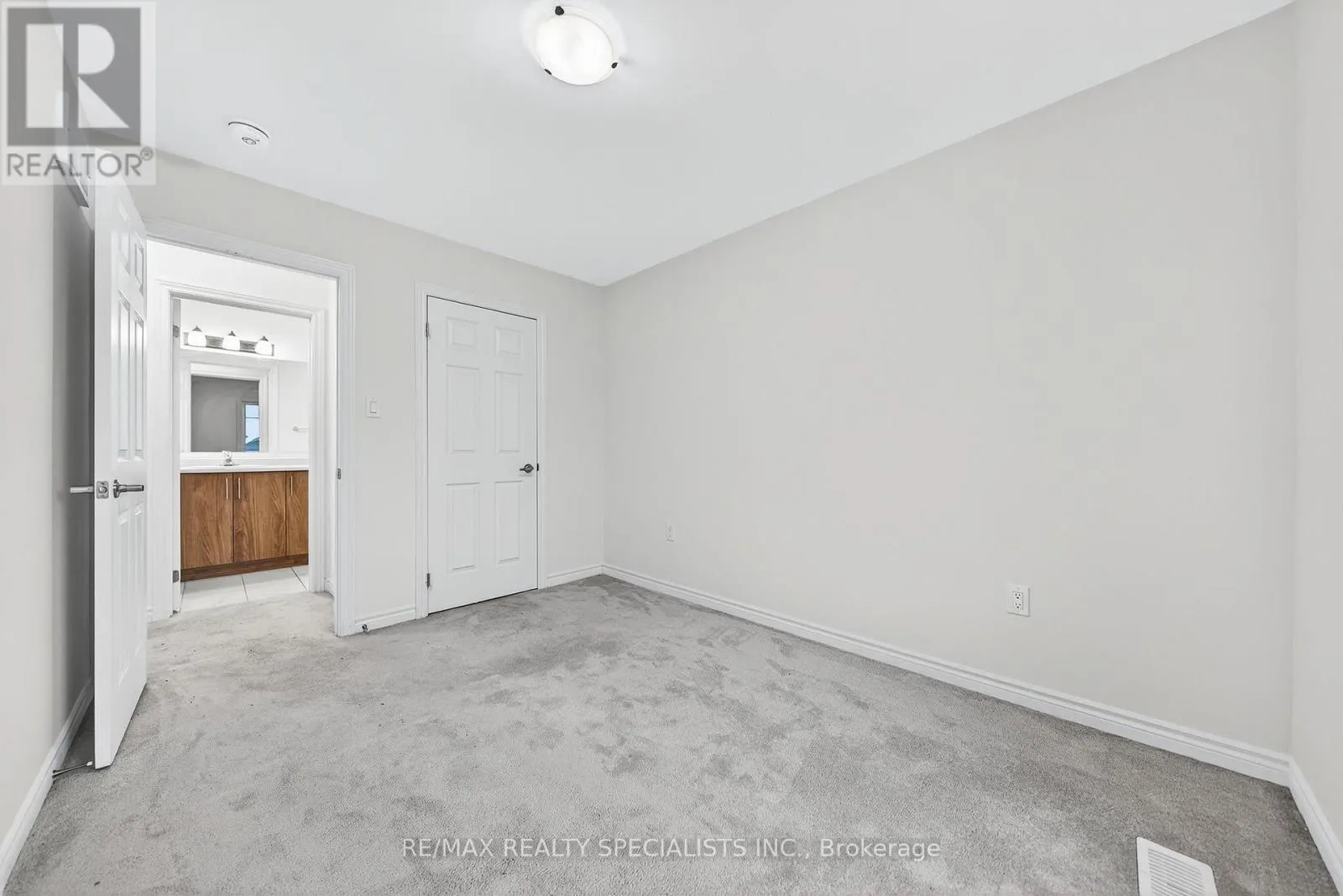 27 HARPIN WAY W