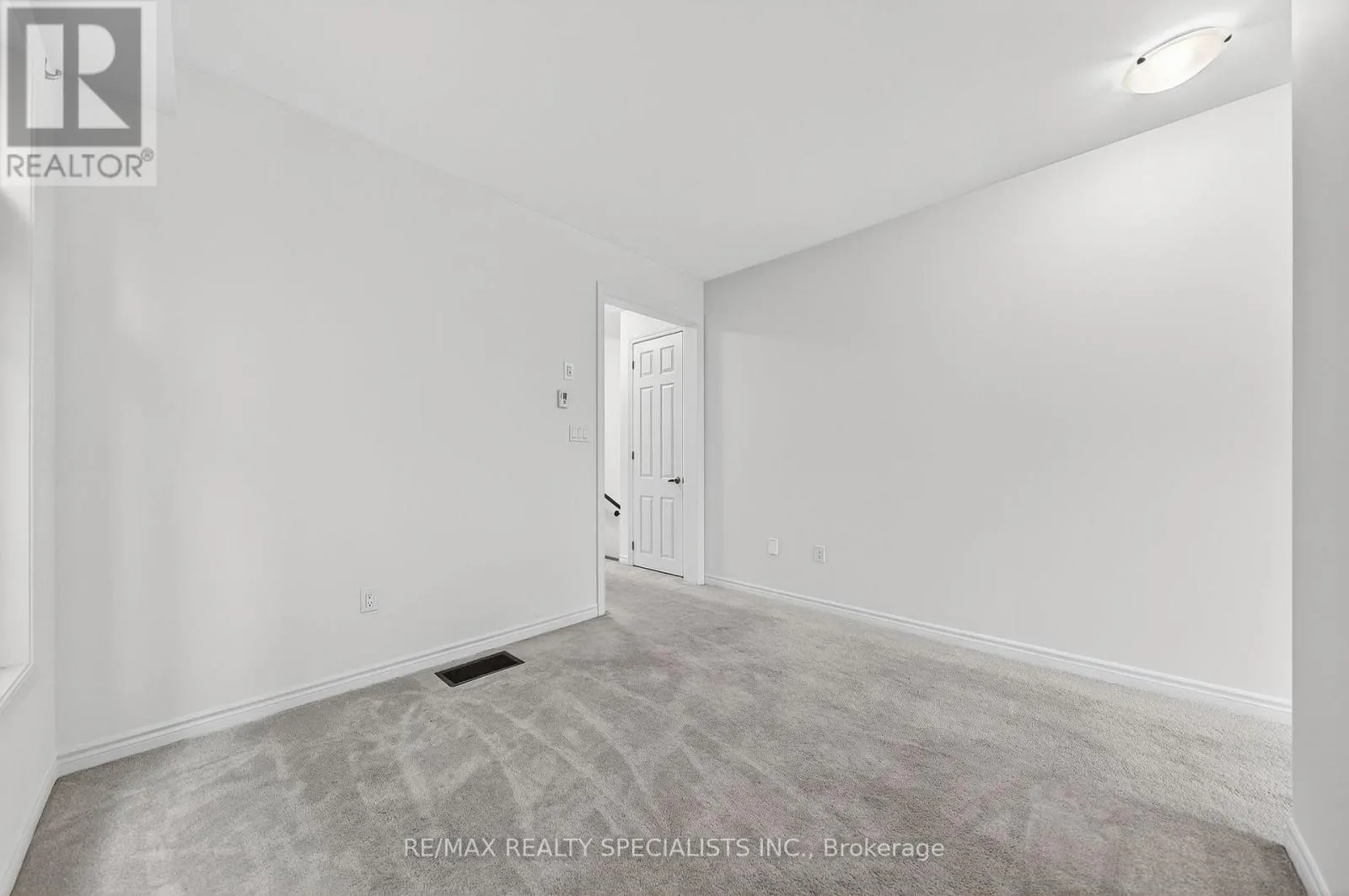 27 HARPIN WAY W