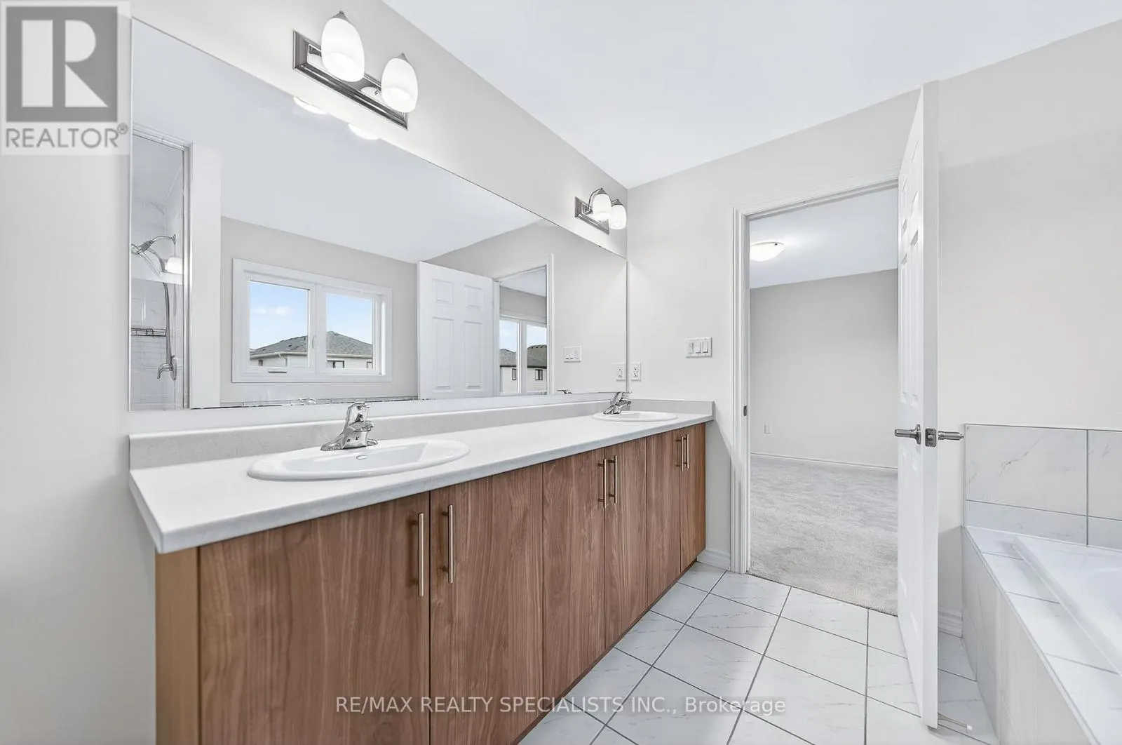 27 HARPIN WAY W