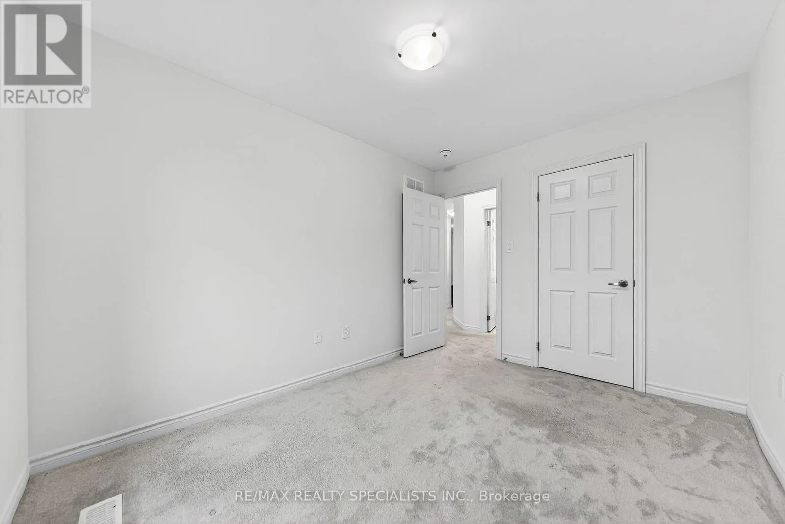 27 HARPIN WAY W