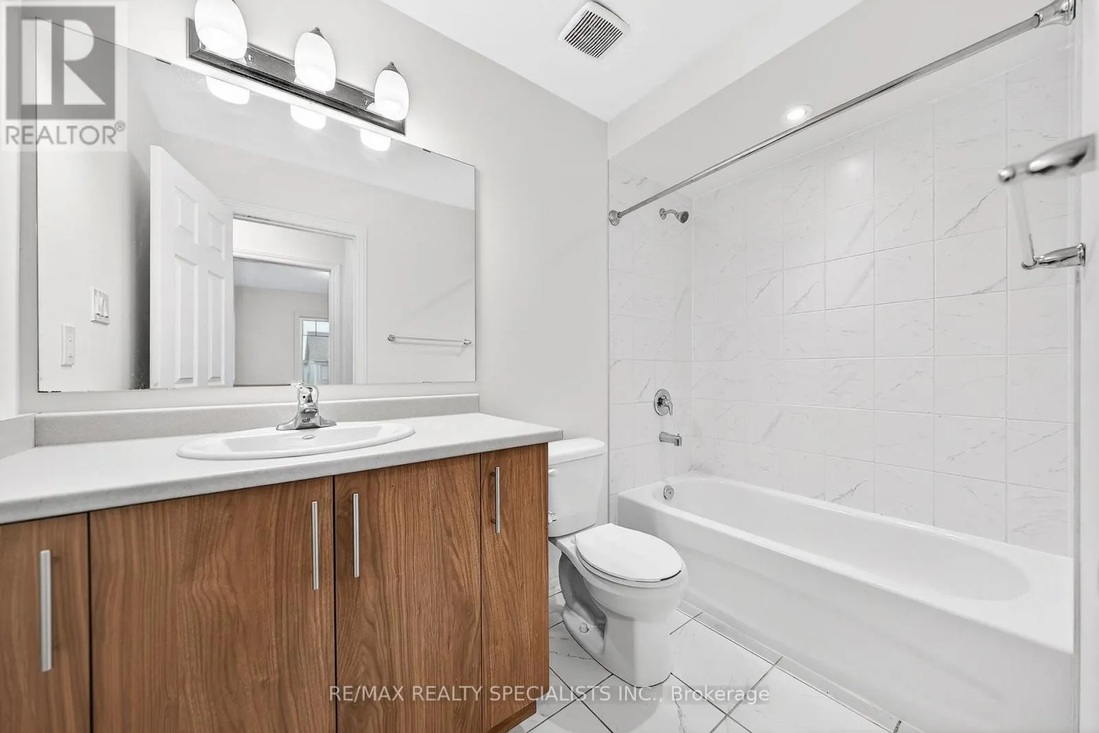 27 HARPIN WAY W
