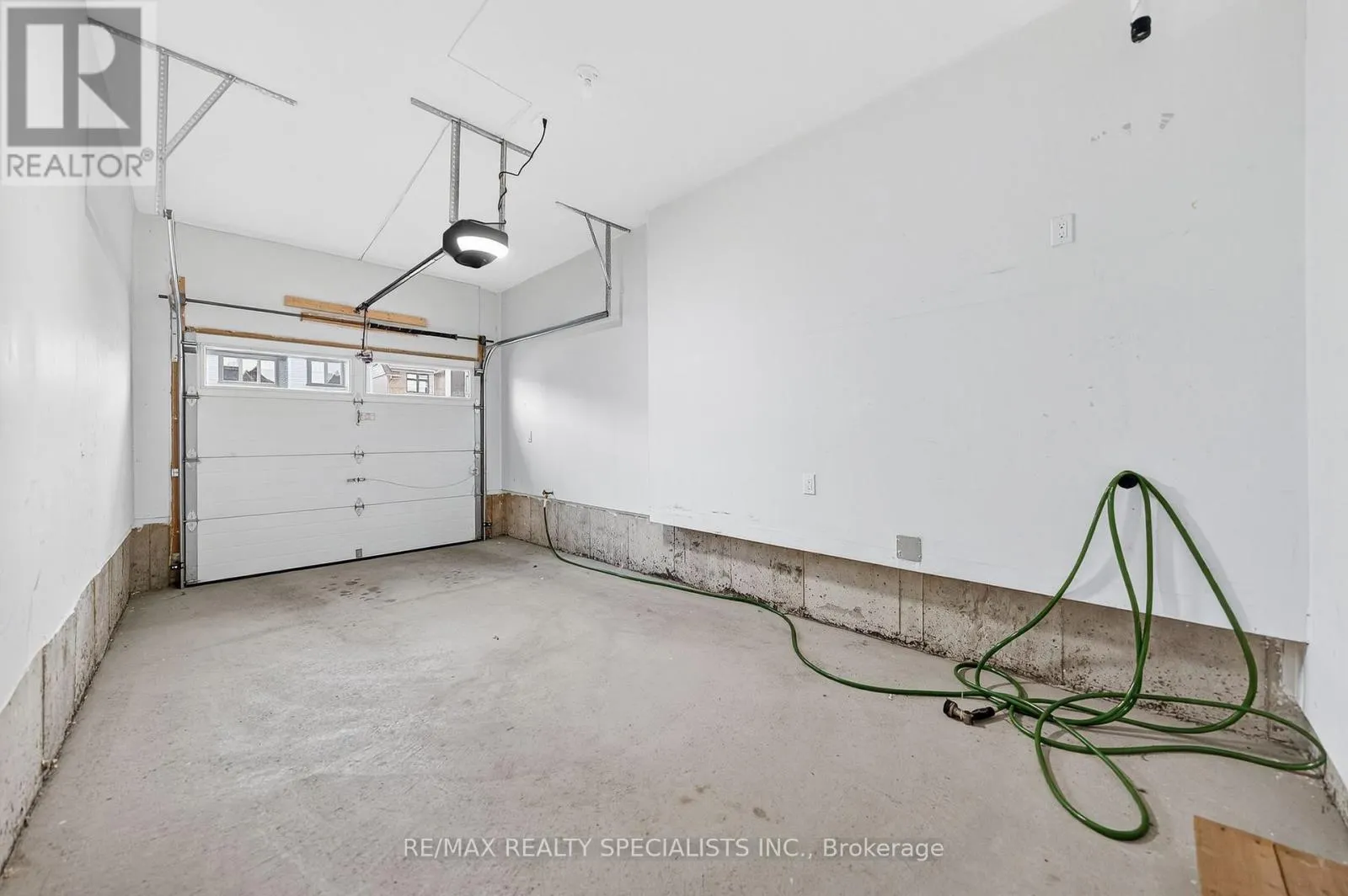 27 HARPIN WAY W