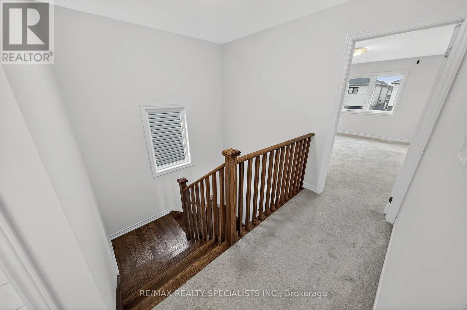 27 HARPIN WAY W