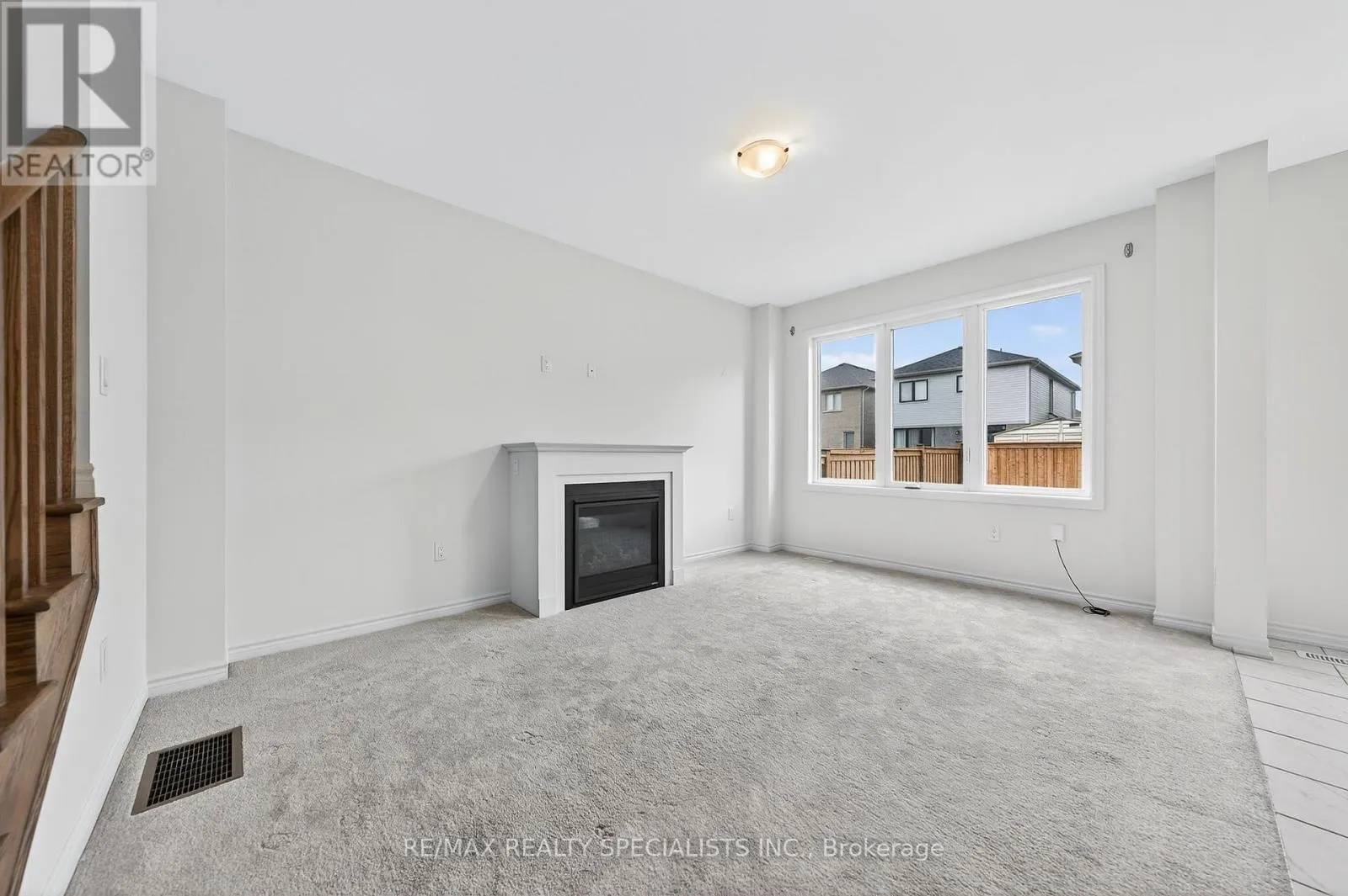 27 HARPIN WAY W