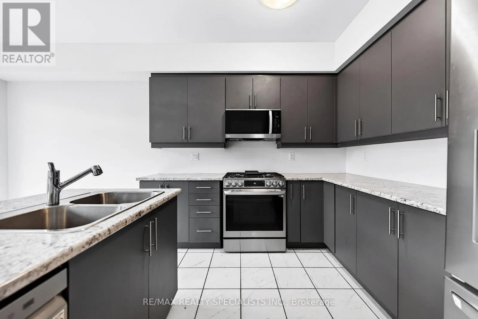 27 HARPIN WAY W