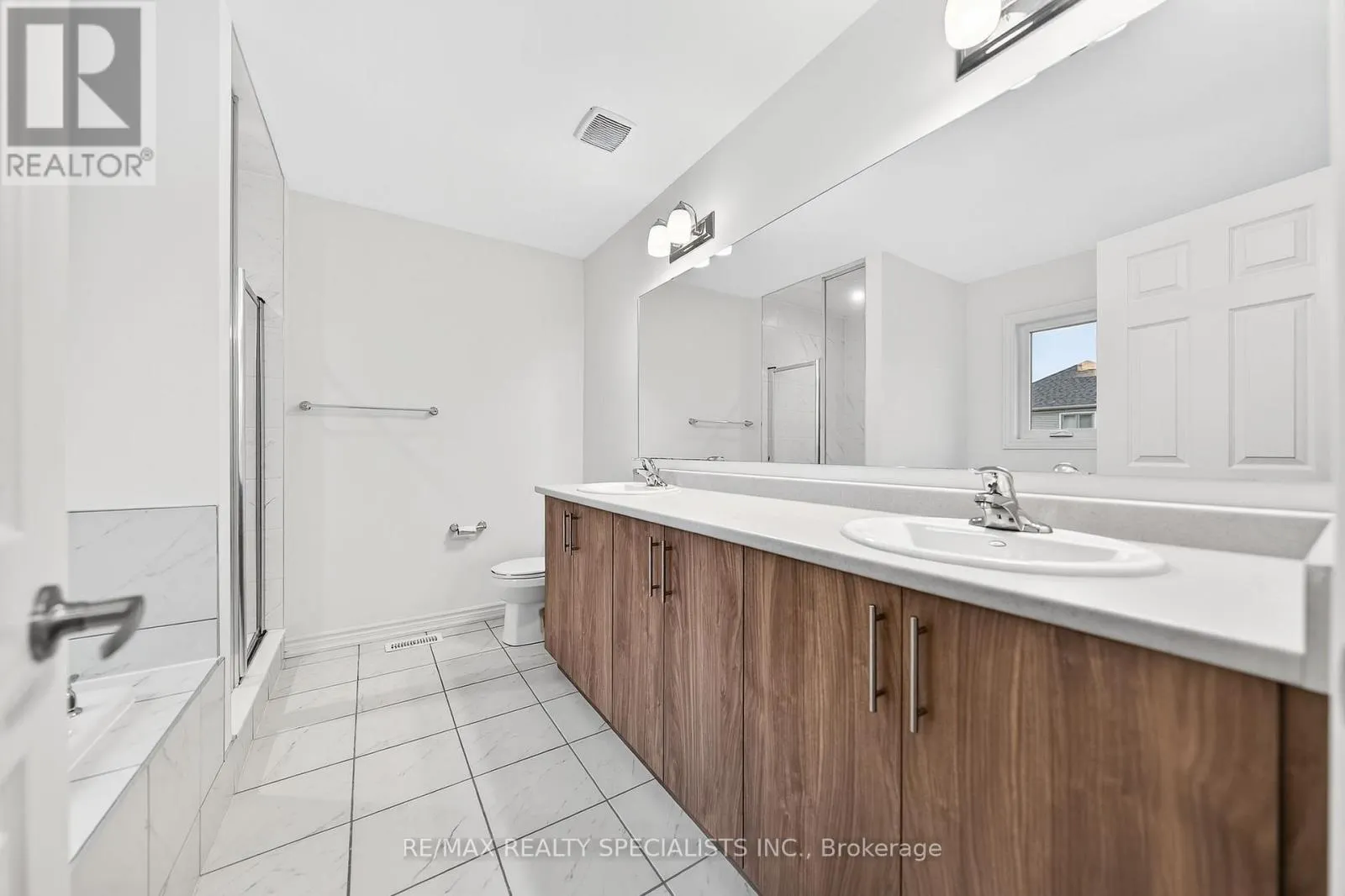 27 HARPIN WAY W