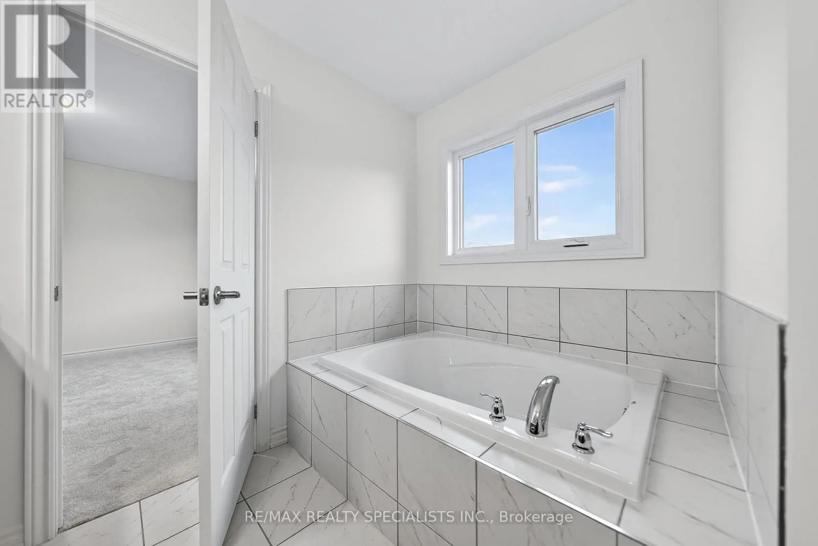 27 HARPIN WAY W
