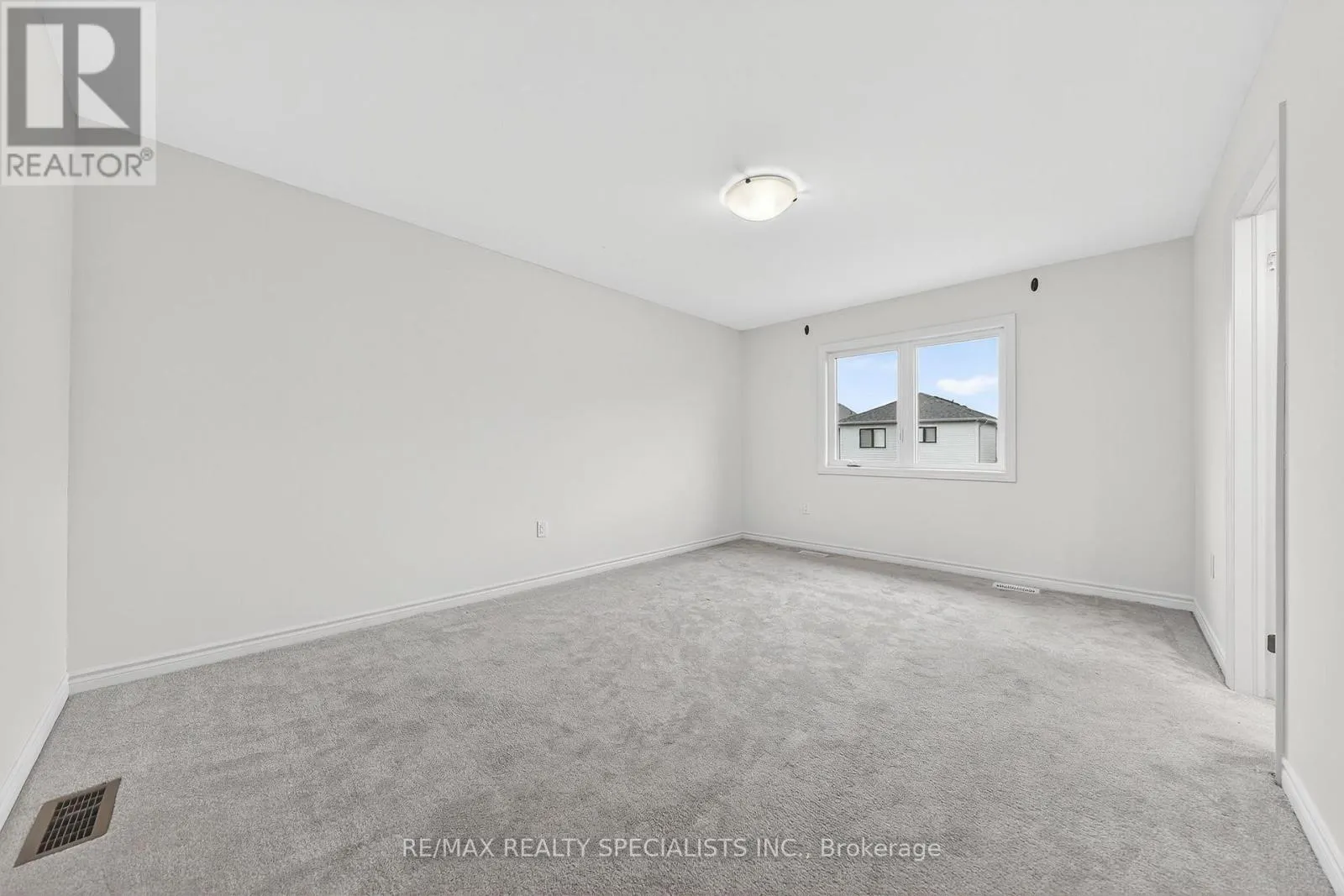 27 HARPIN WAY W