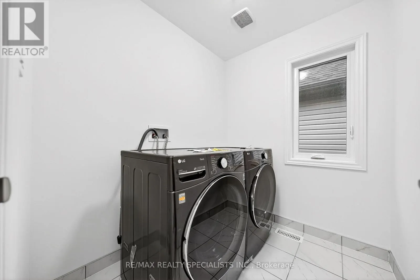 27 HARPIN WAY W