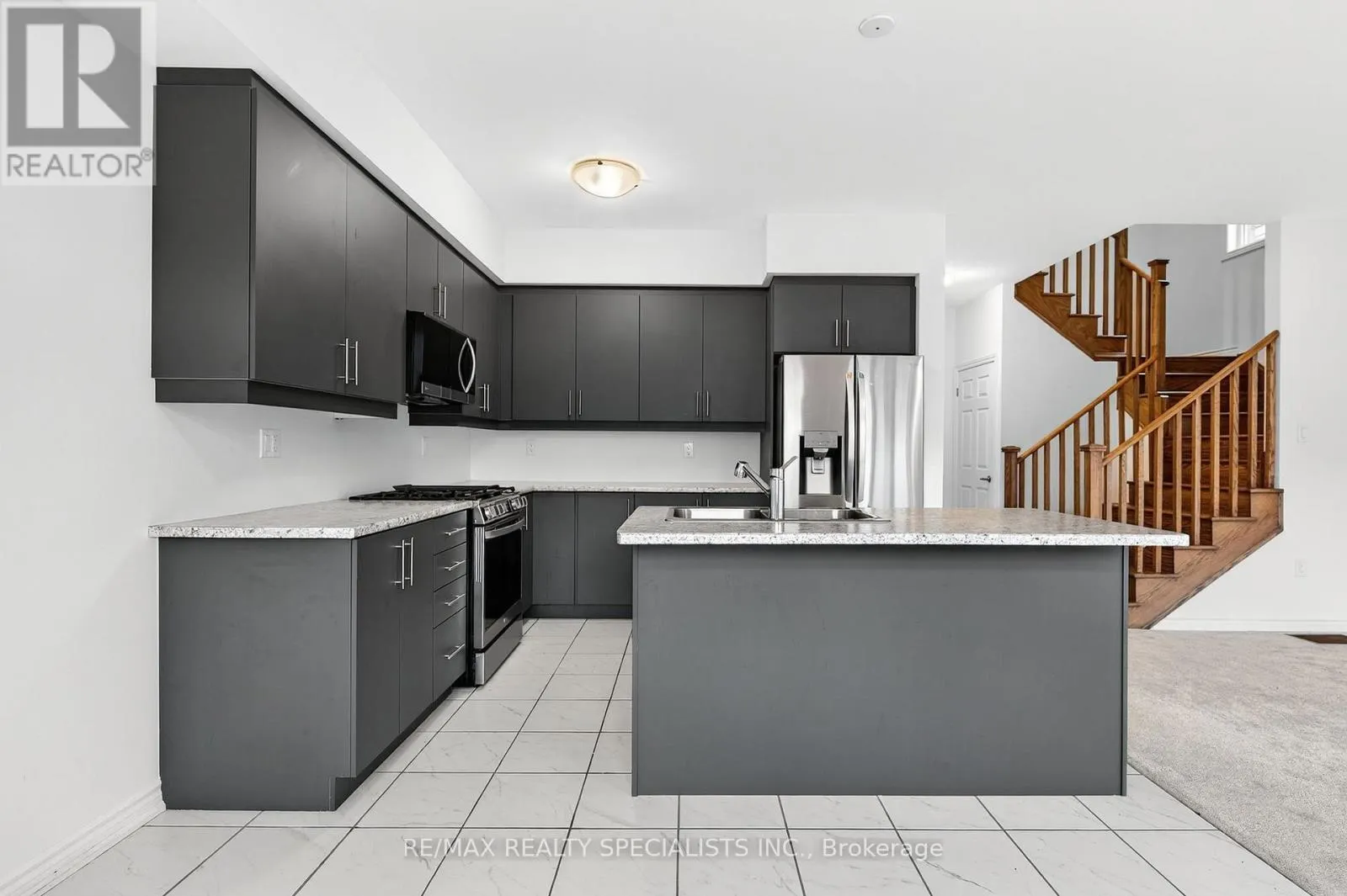 27 HARPIN WAY W