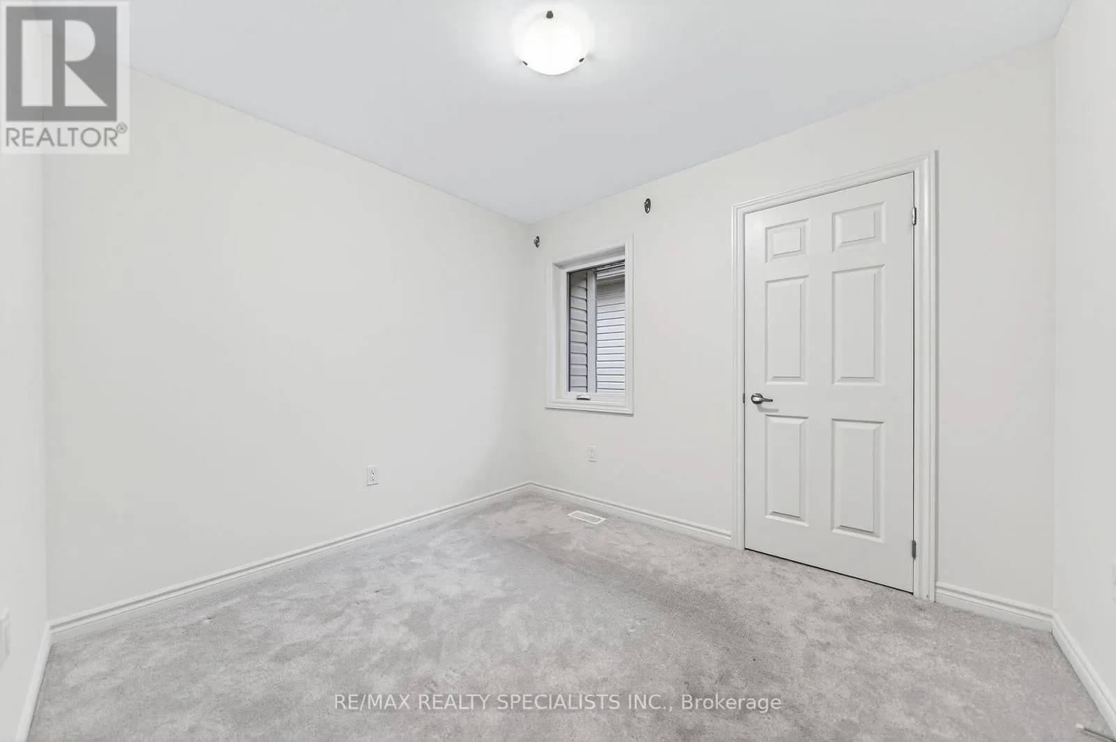 27 HARPIN WAY W
