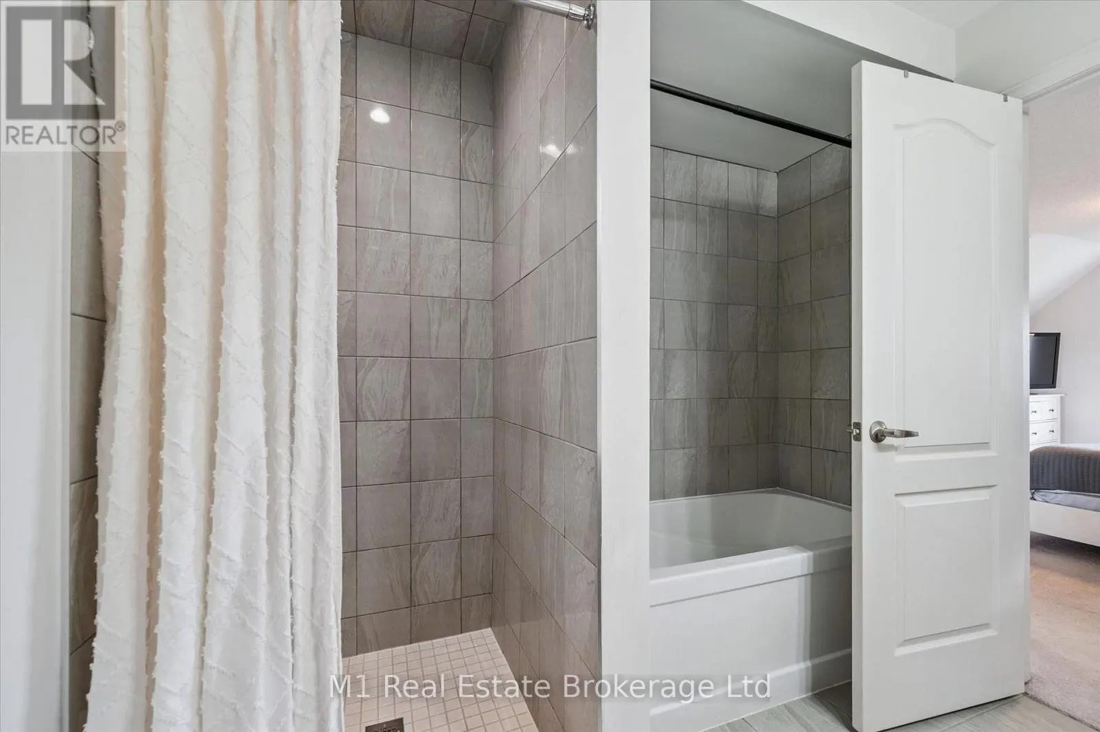 3 - 65 ELLIOT AVENUE E #3