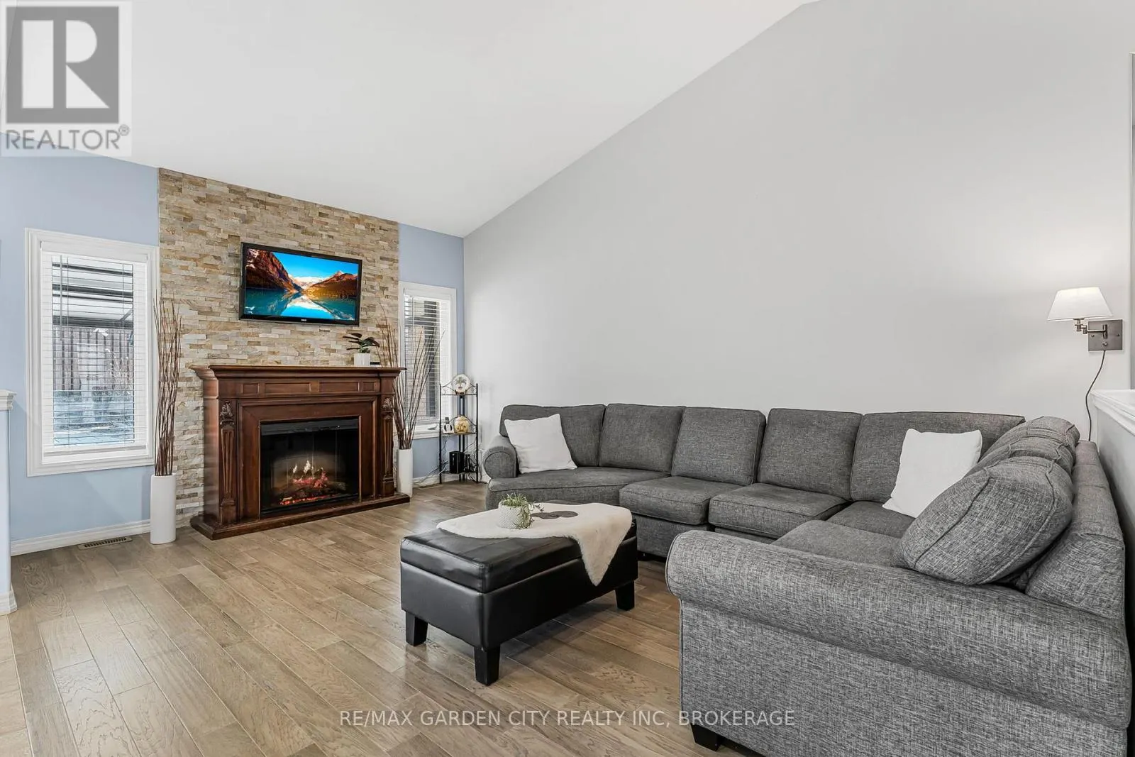 4022 BUSH CRESCENT
