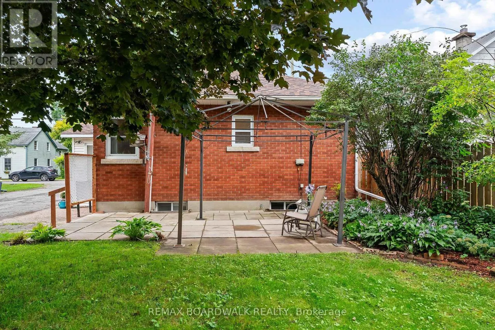 208 OXFORD STREET E