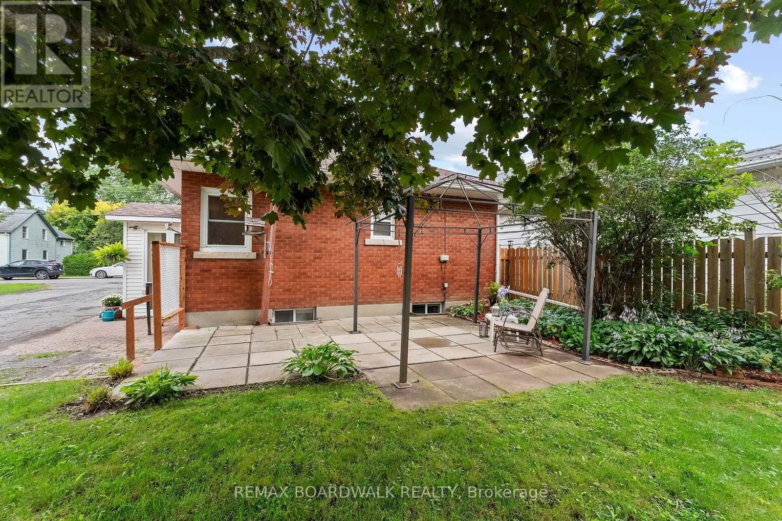 208 OXFORD STREET E