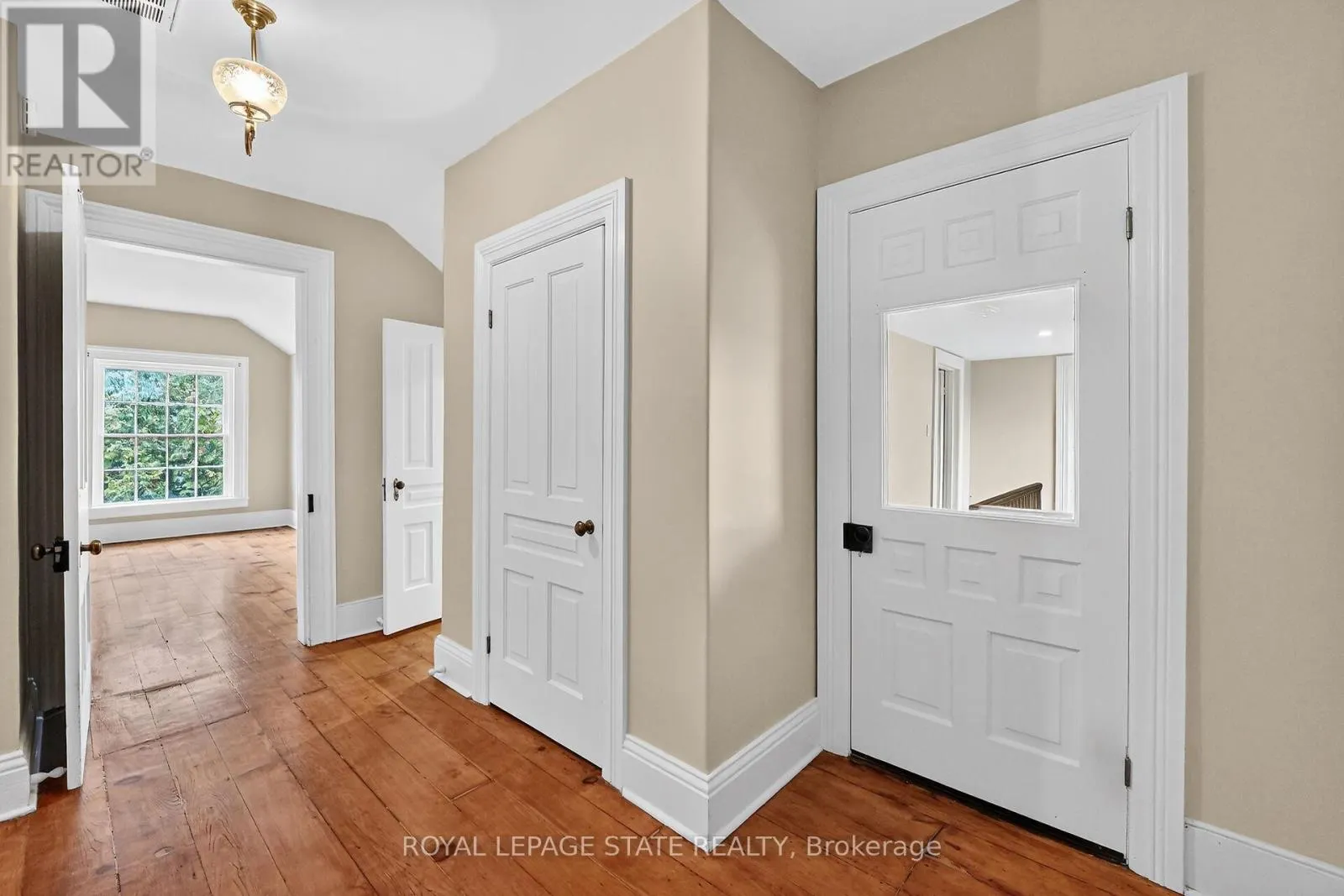 262 MAIN STREET W
