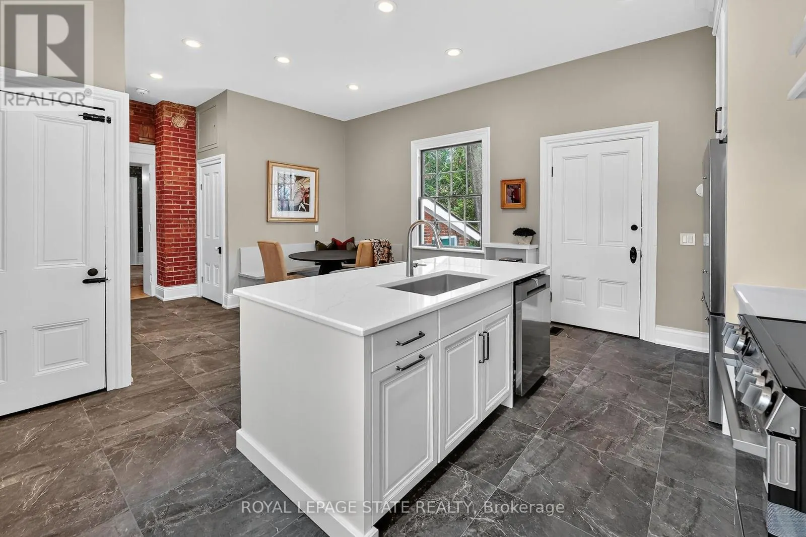 262 MAIN STREET W