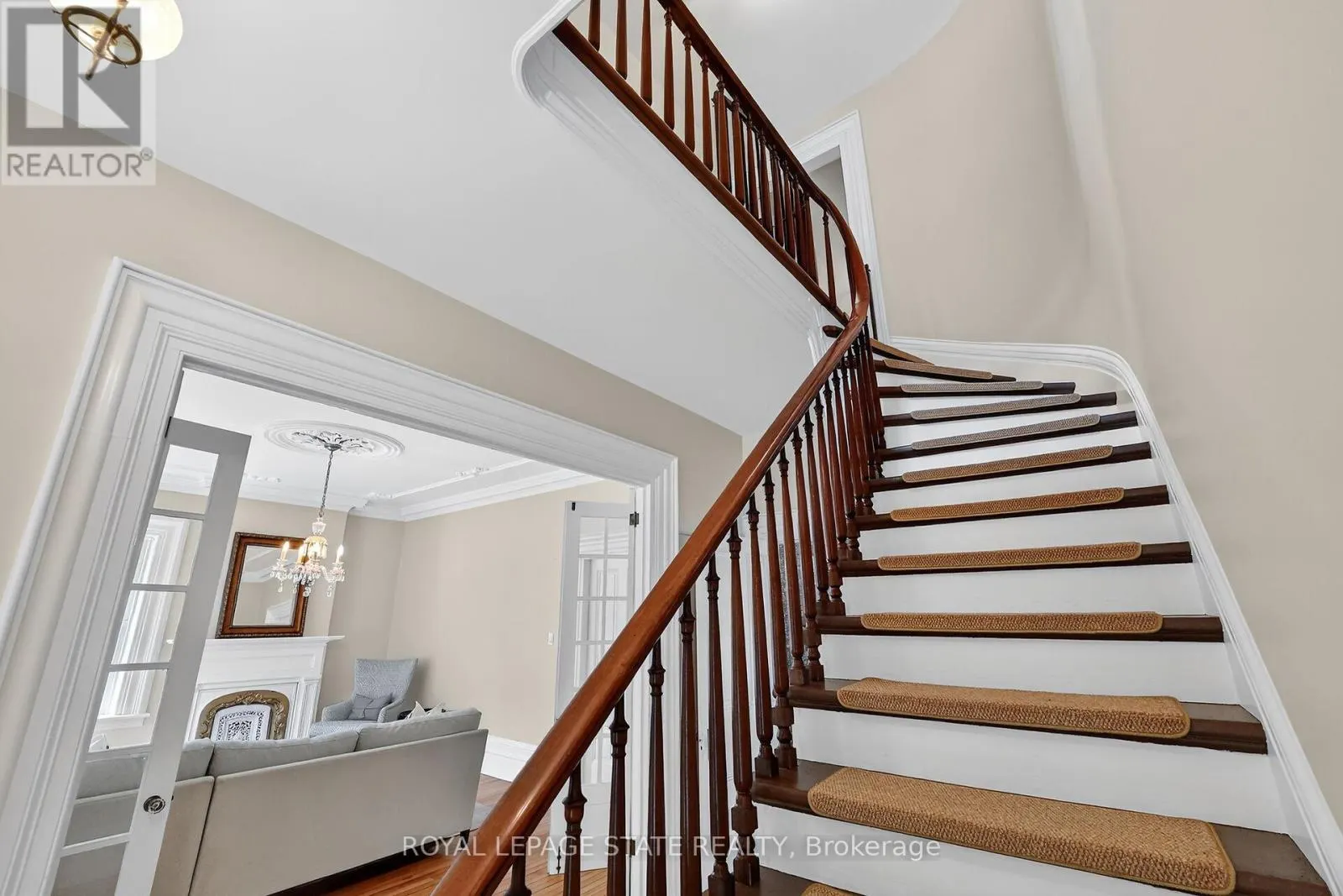 262 MAIN STREET W