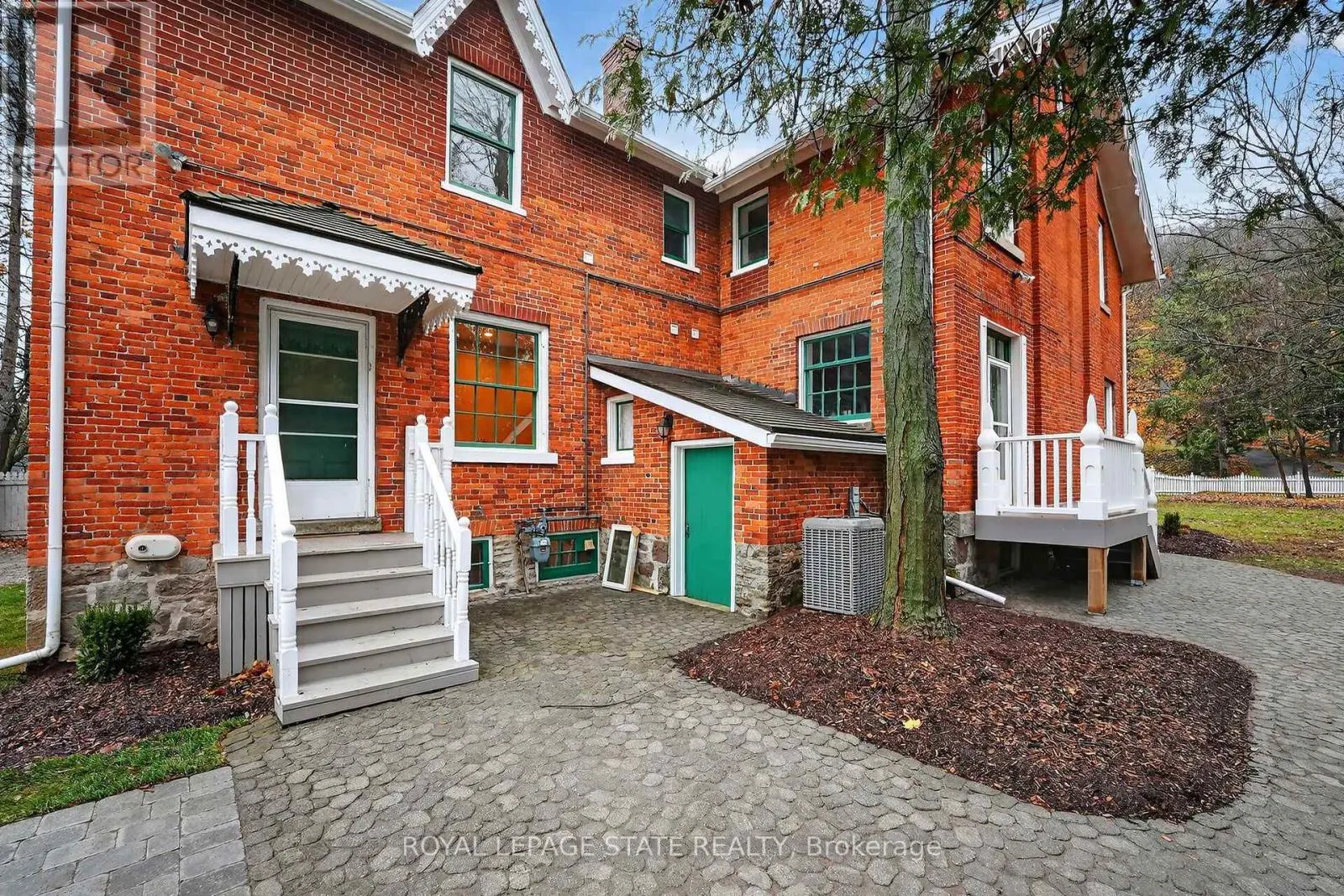 262 MAIN STREET W
