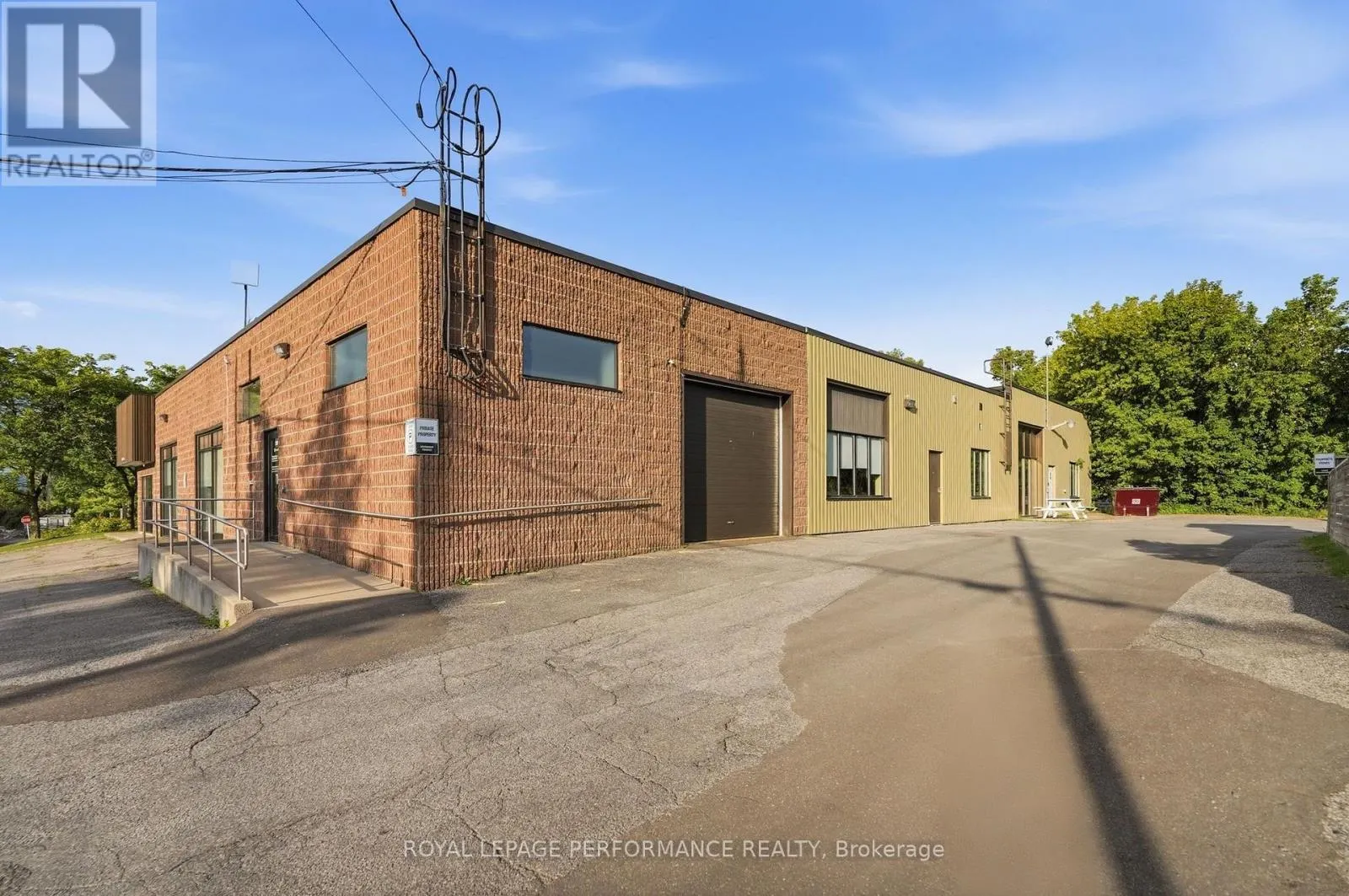692 MAIN STREET E