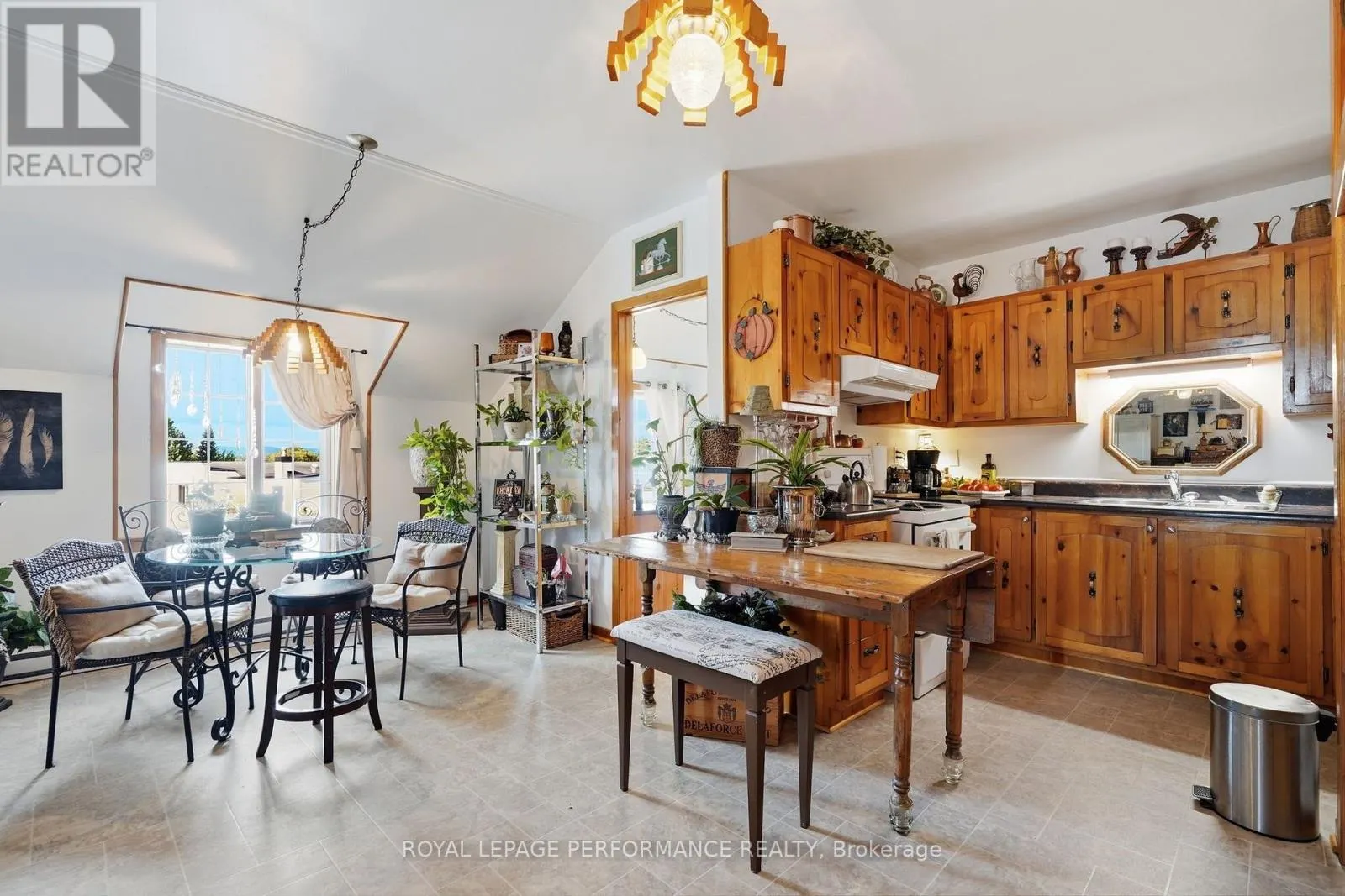 692 MAIN STREET E