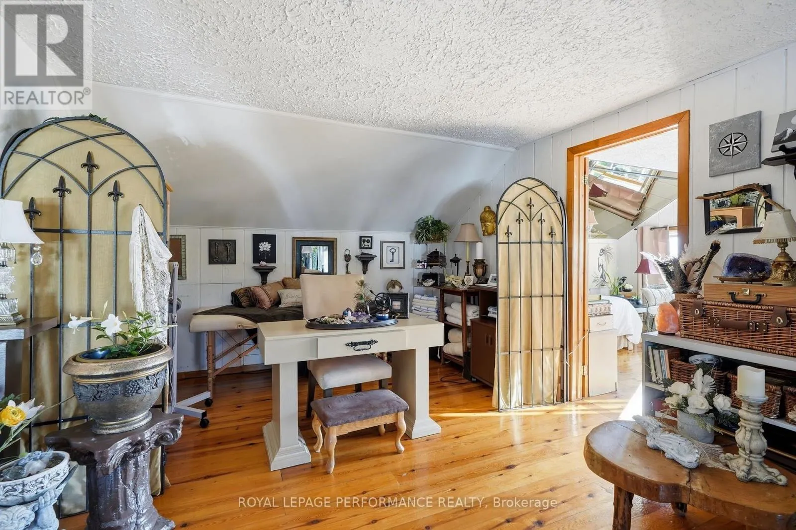 692 MAIN STREET E