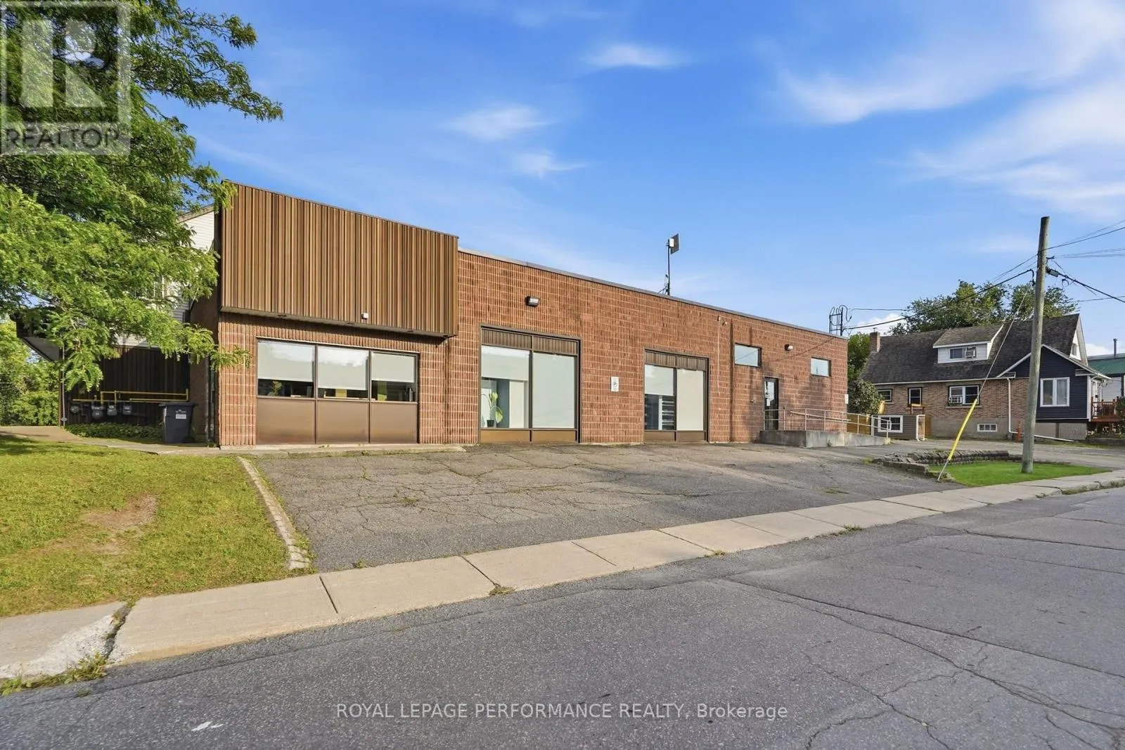 692 MAIN STREET E