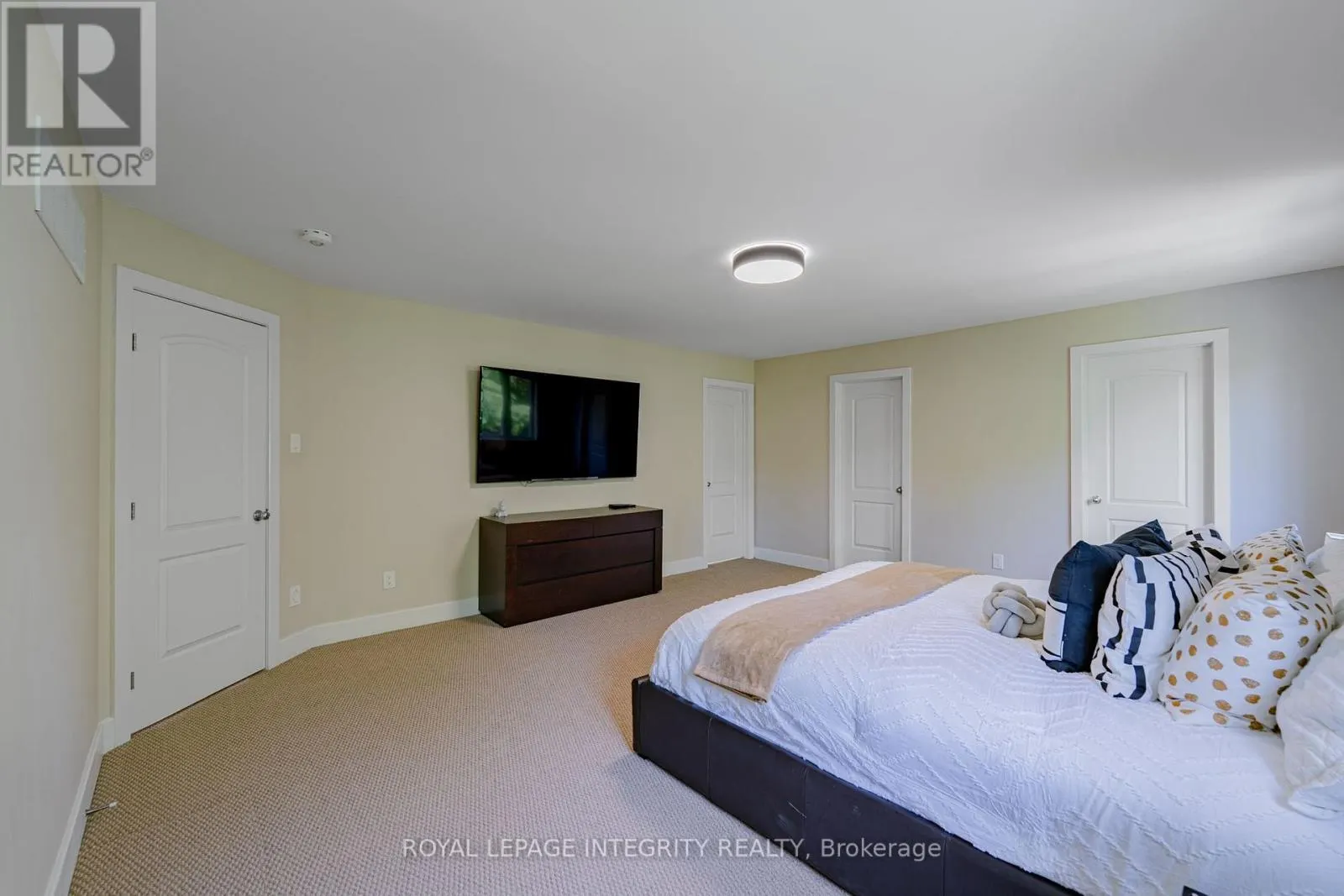 176 ESCARPMENT CRESCENT