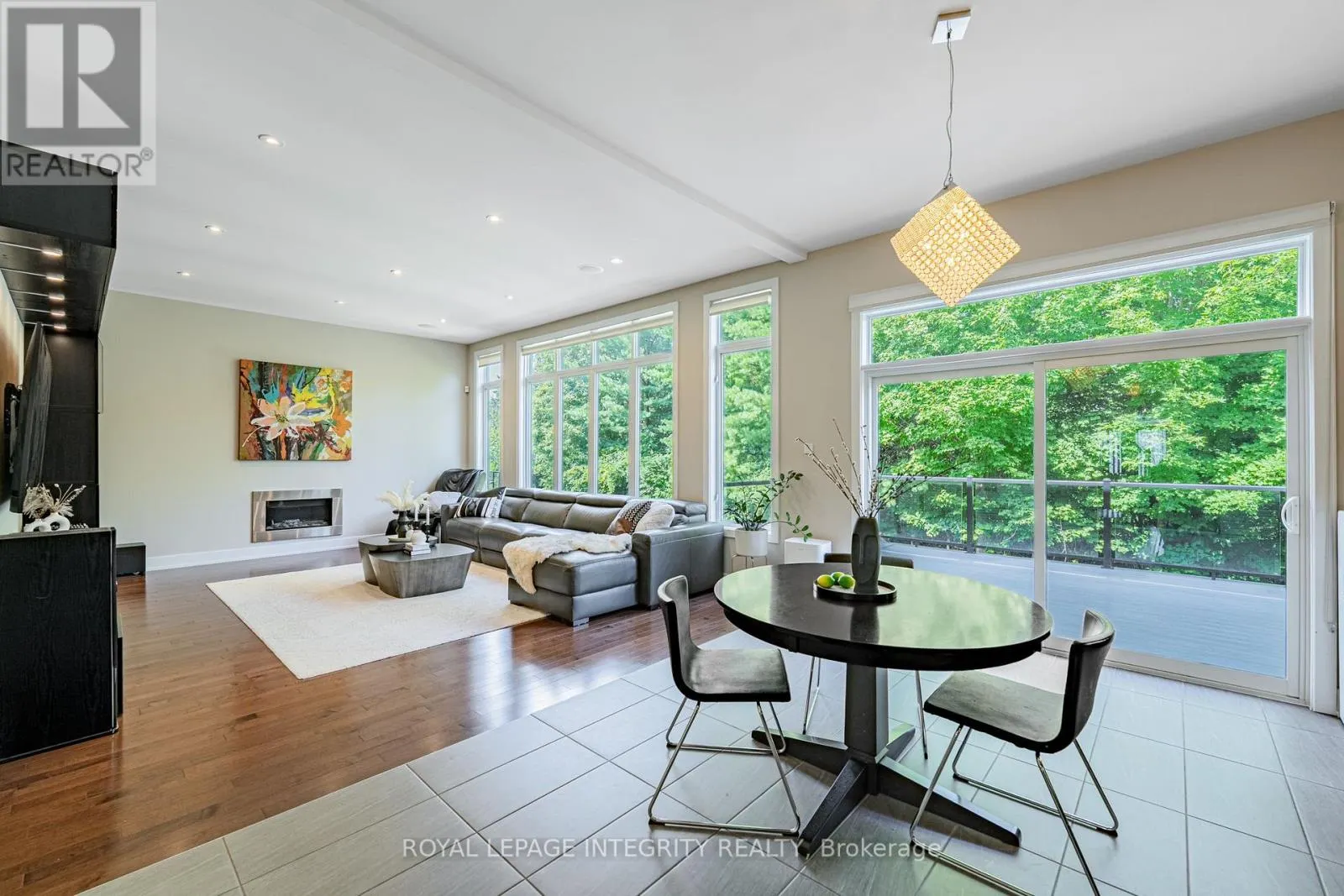176 ESCARPMENT CRESCENT