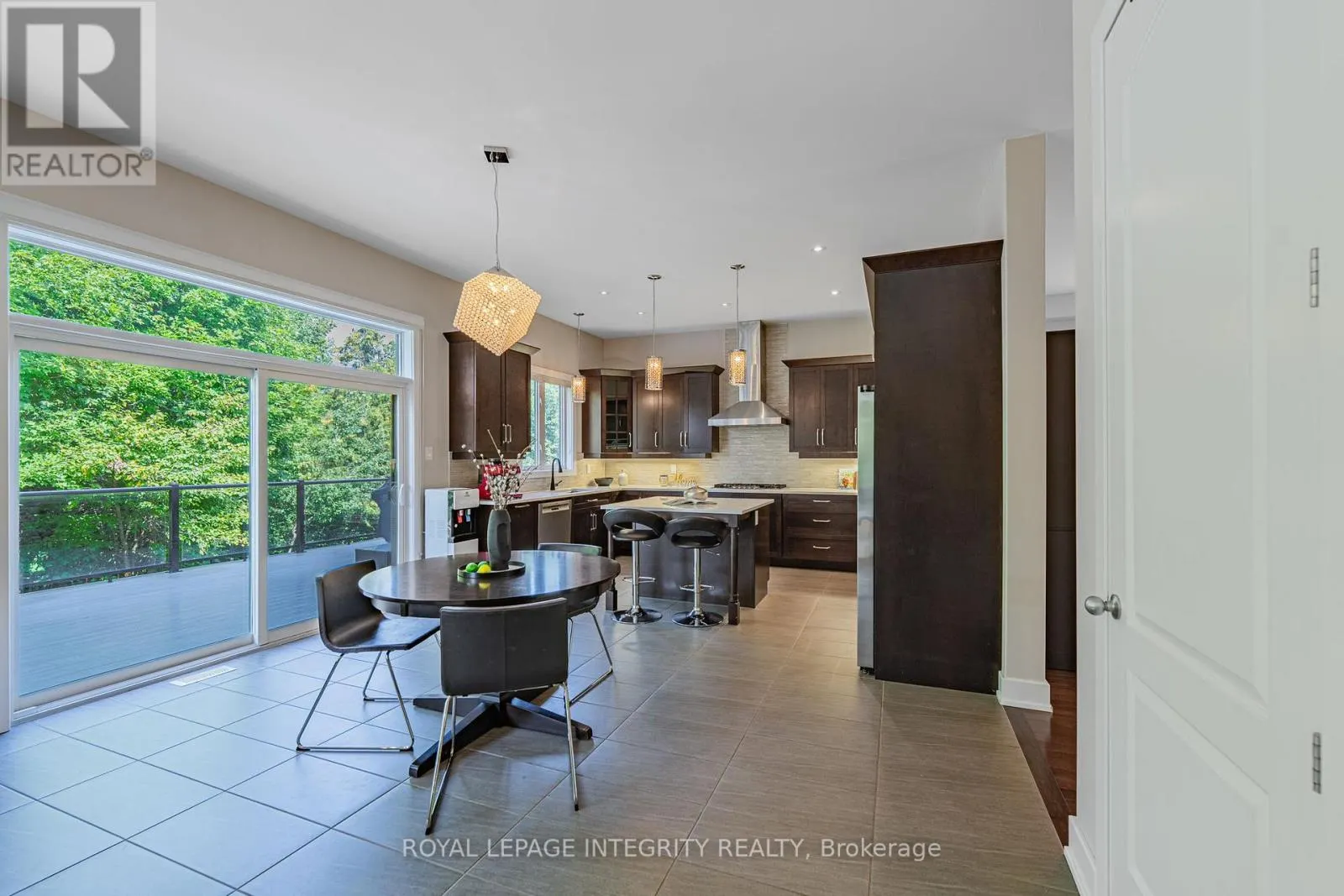 176 ESCARPMENT CRESCENT