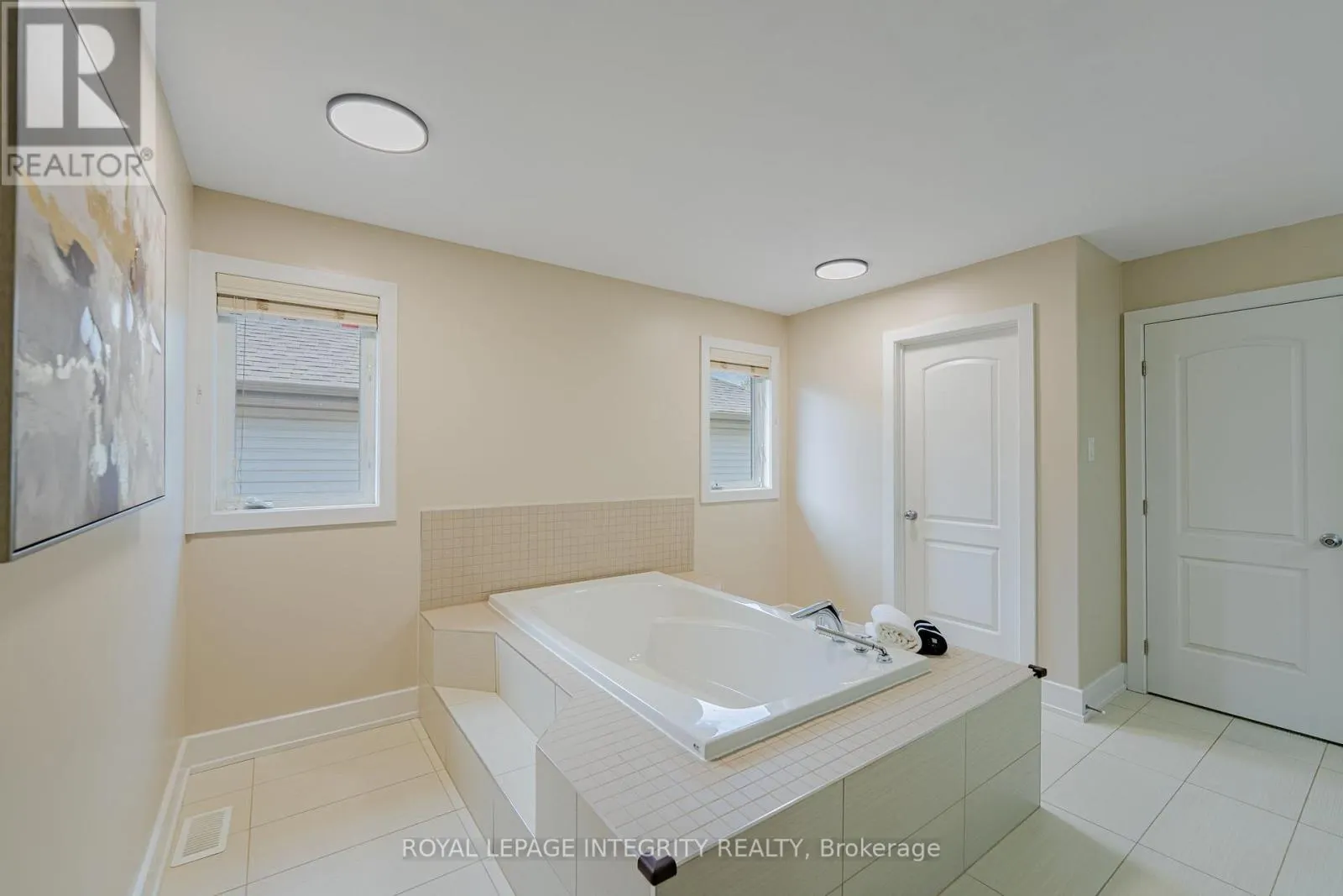 176 ESCARPMENT CRESCENT
