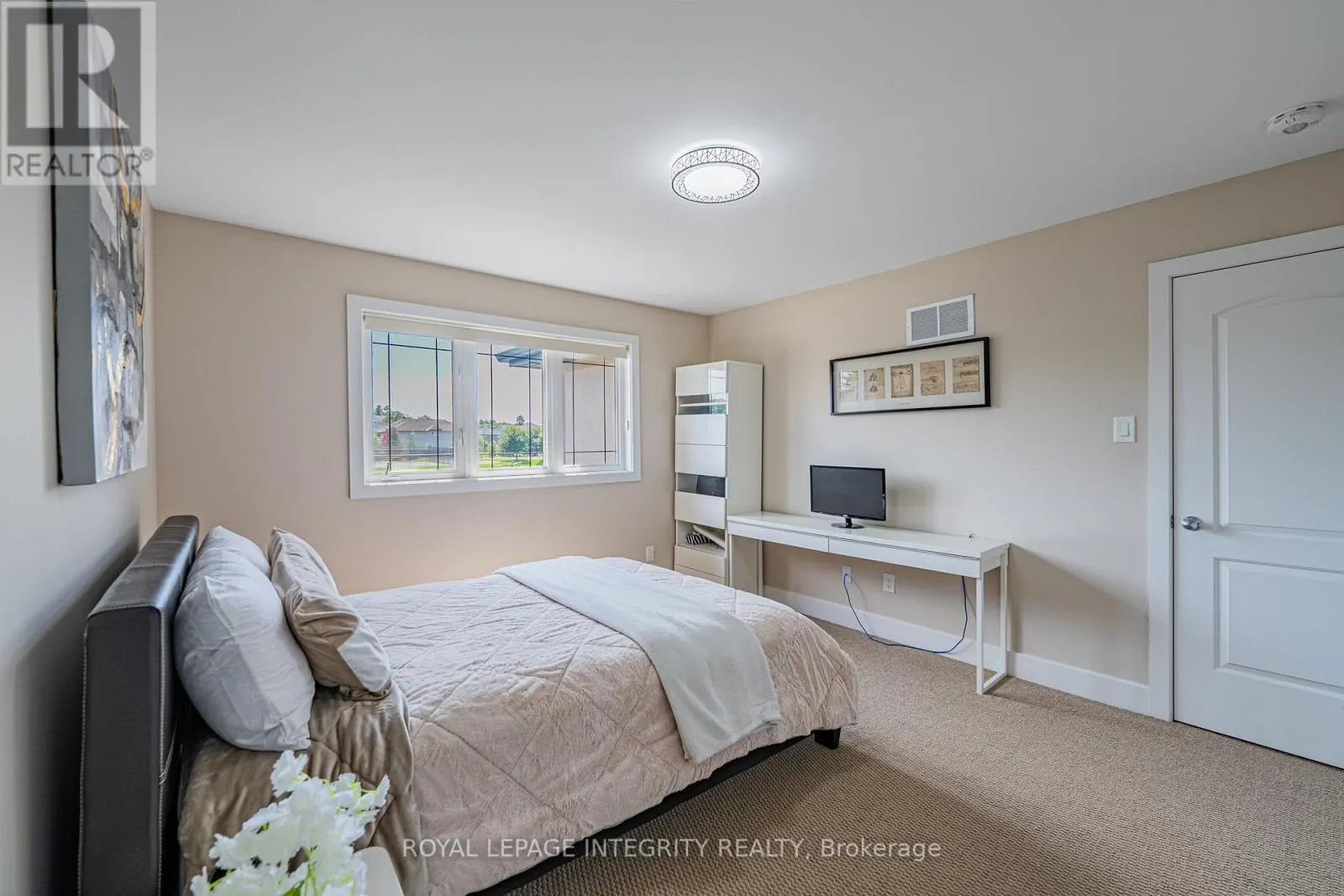 176 ESCARPMENT CRESCENT
