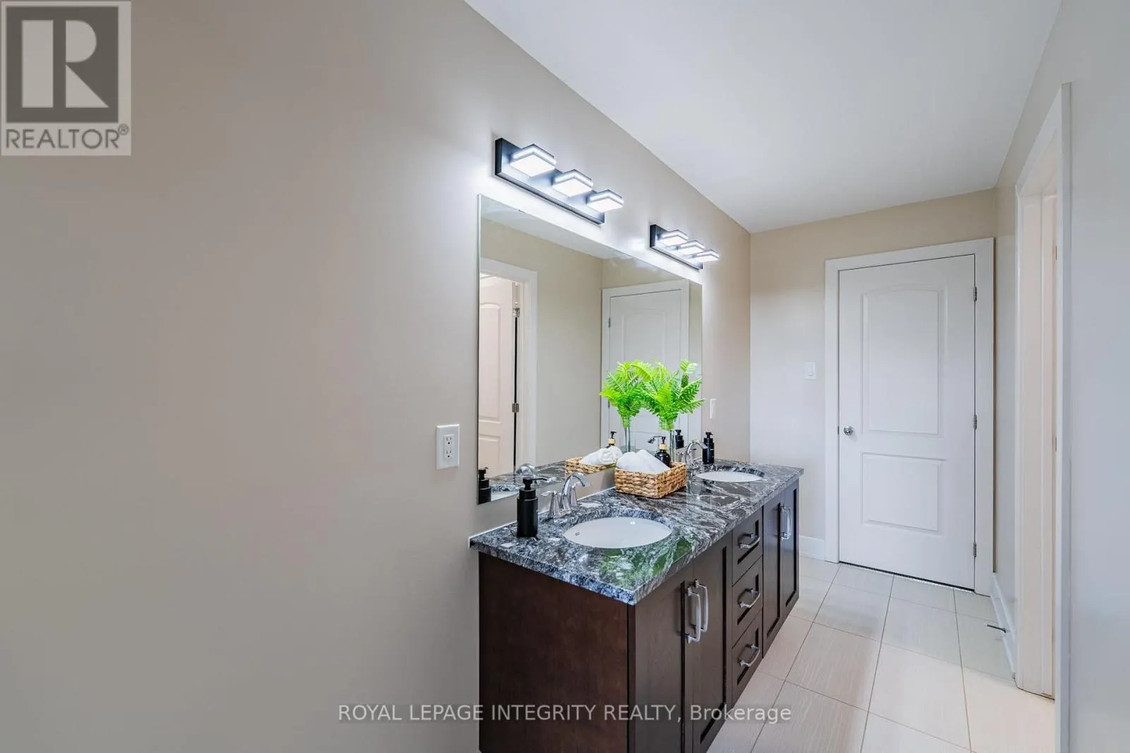 176 ESCARPMENT CRESCENT