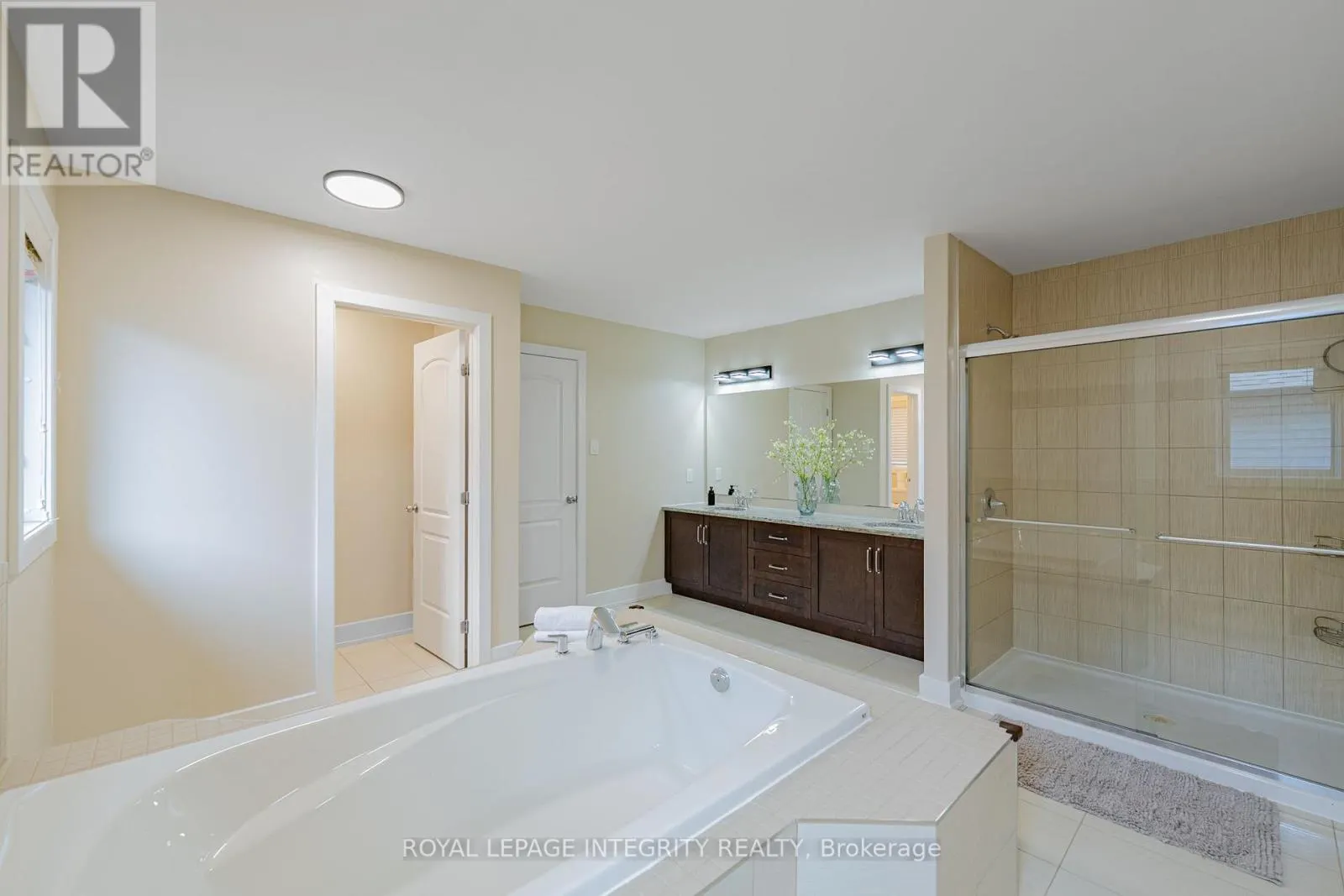 176 ESCARPMENT CRESCENT