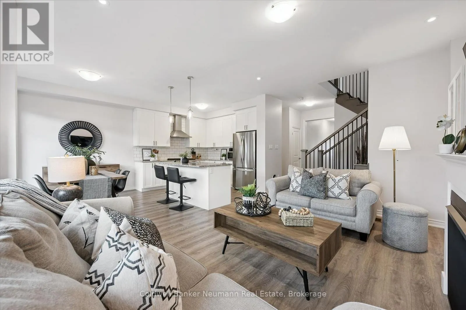 43 HARPIN WAY W