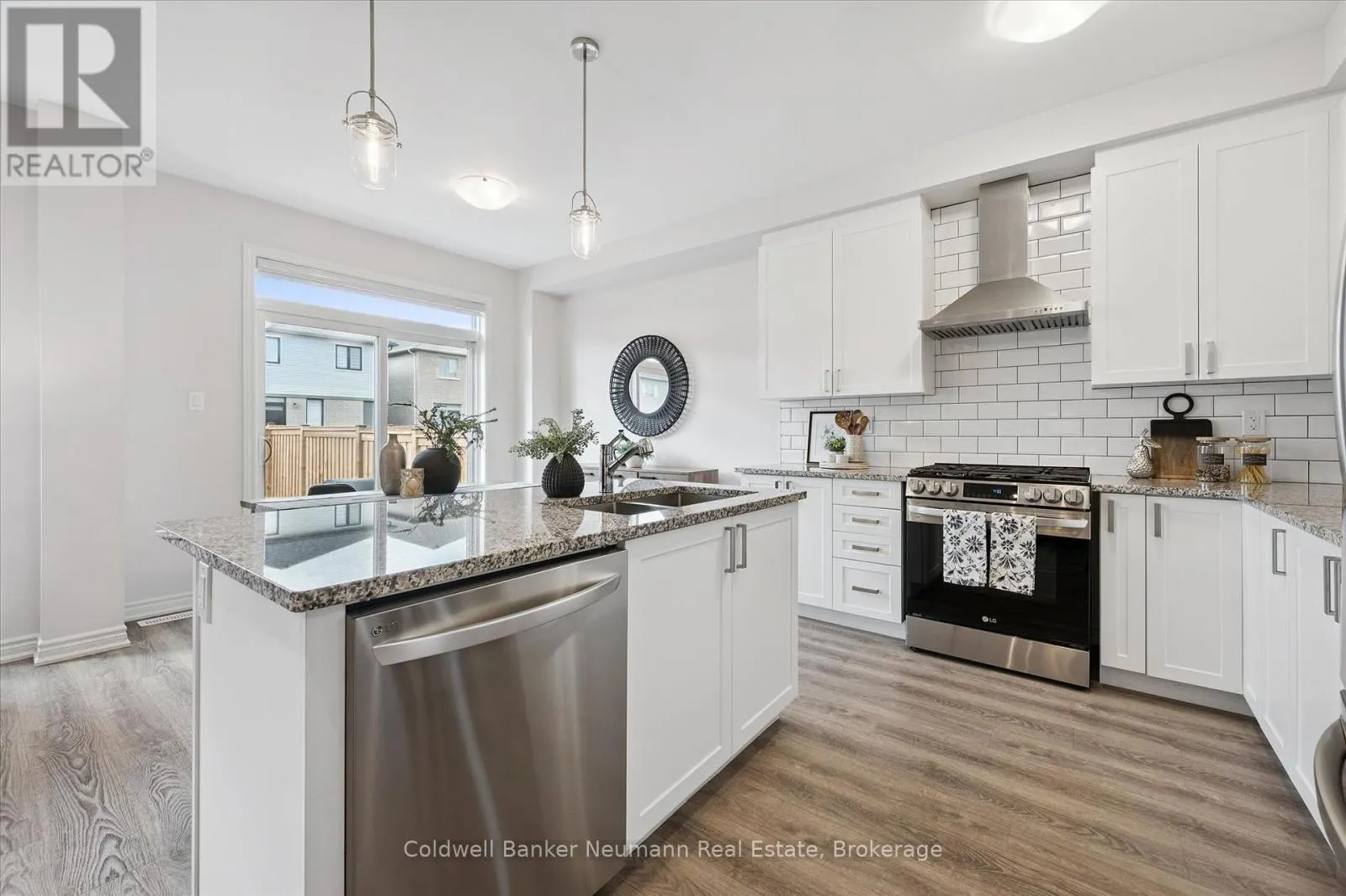 43 HARPIN WAY W