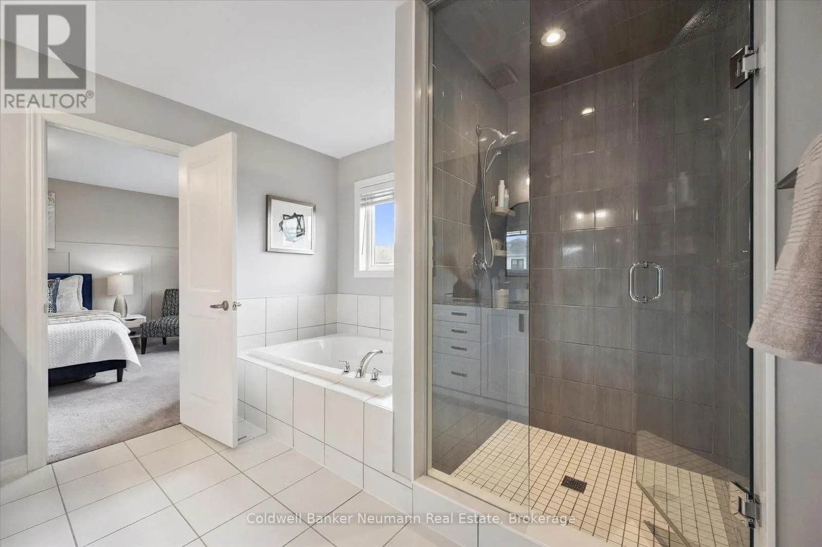 43 HARPIN WAY W