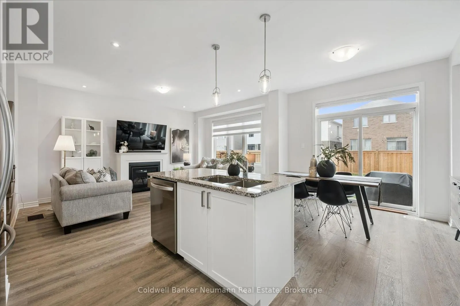 43 HARPIN WAY W