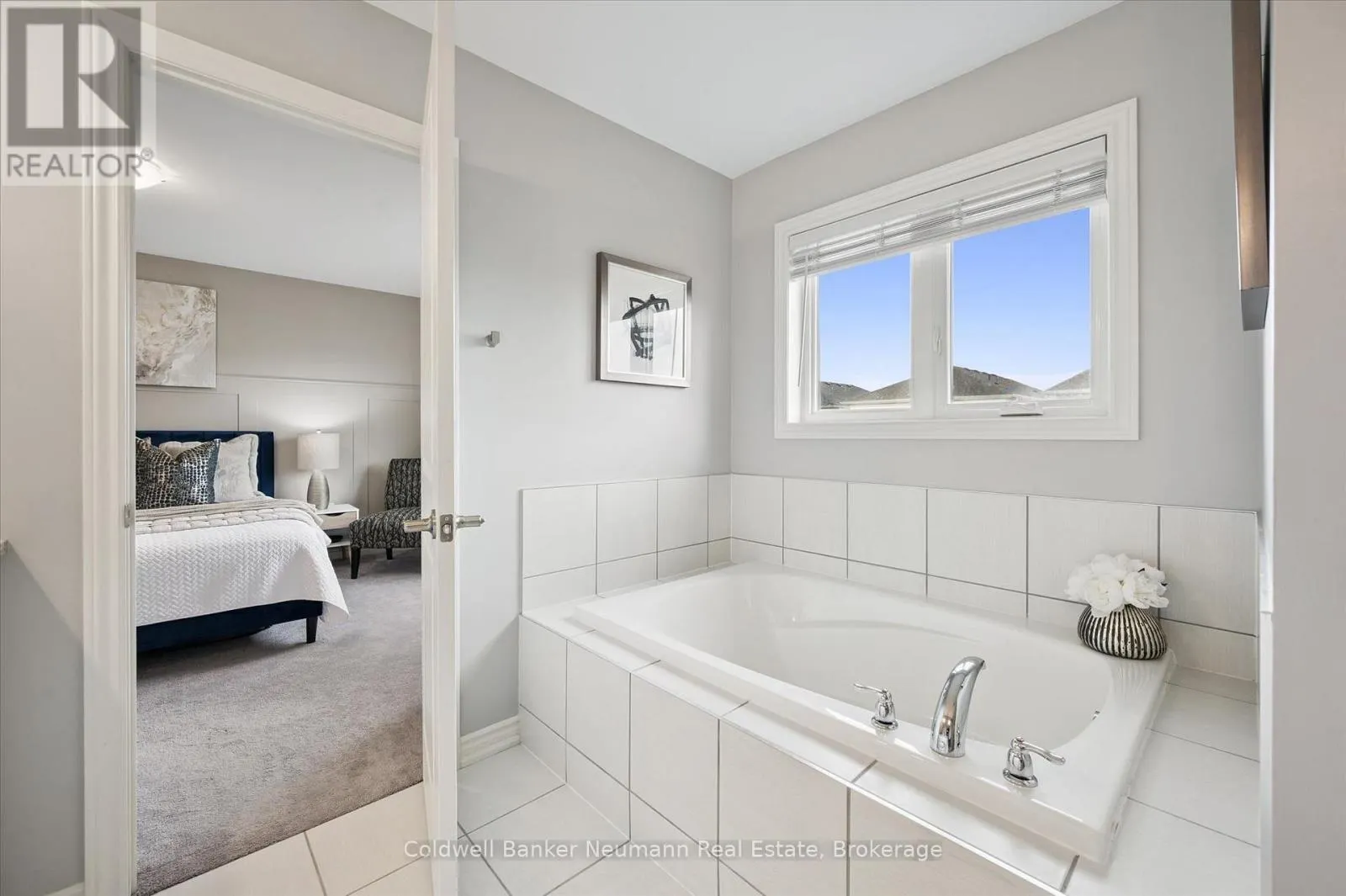 43 HARPIN WAY W