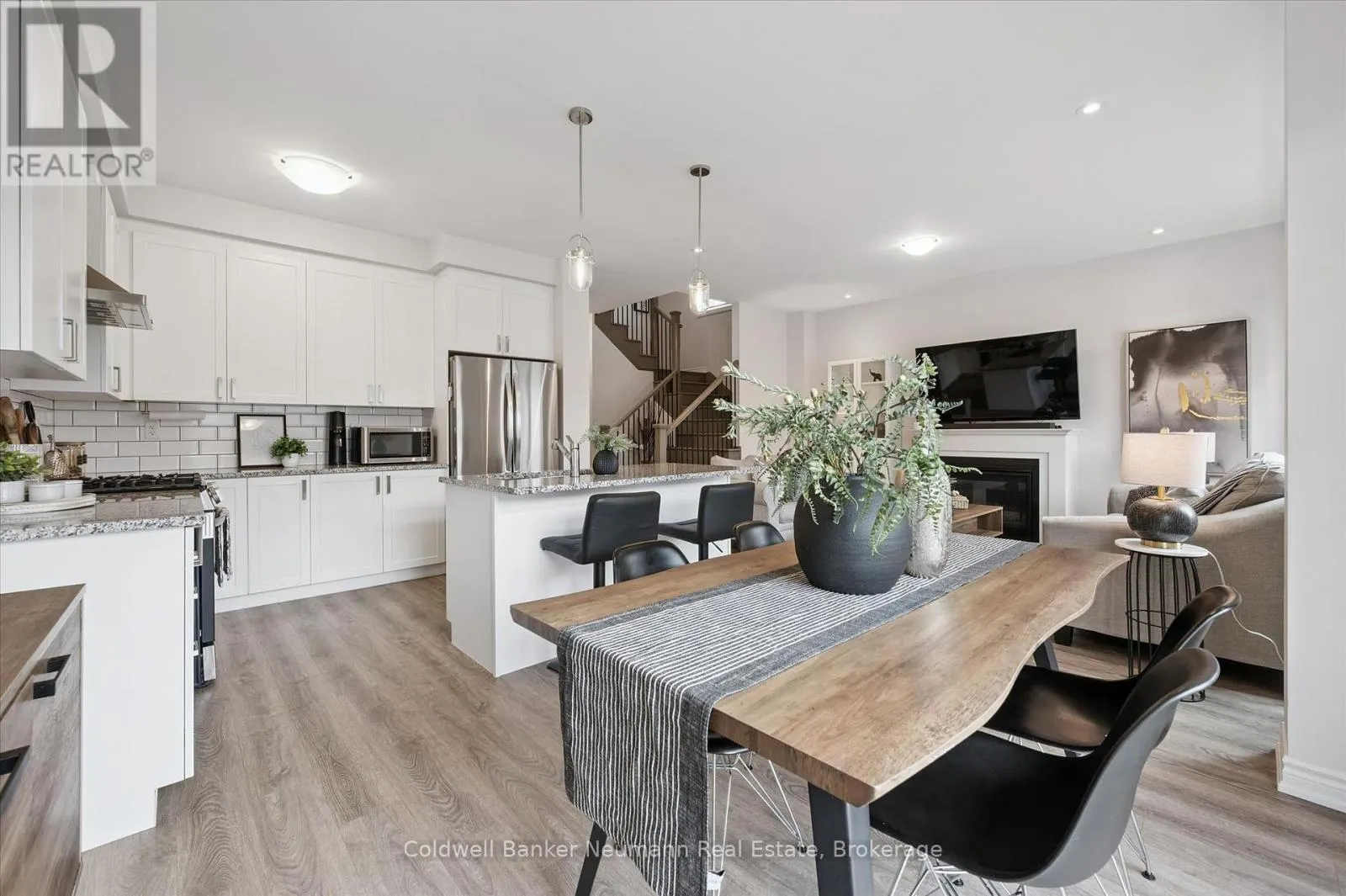 43 HARPIN WAY W