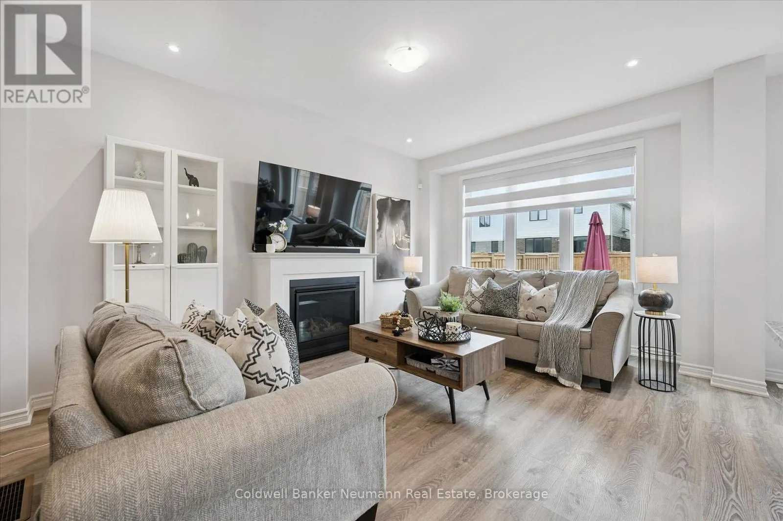 43 HARPIN WAY W