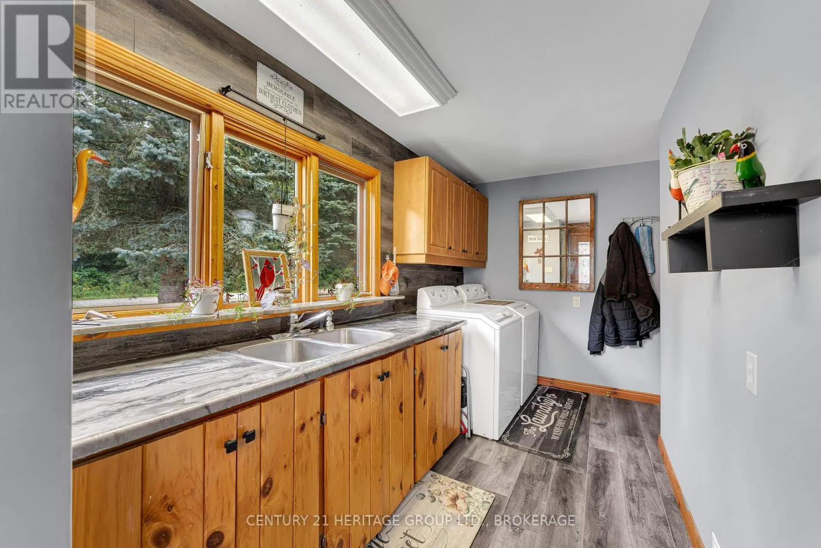 137 OLD RIVER ROAD W