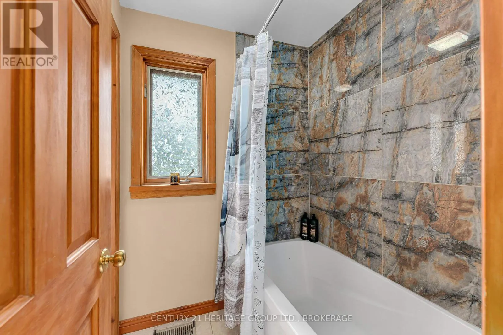 137 OLD RIVER ROAD W