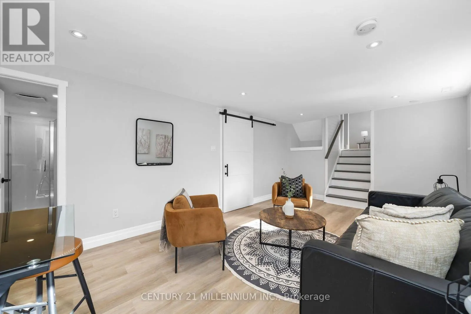 27 DUNDAS STREET W