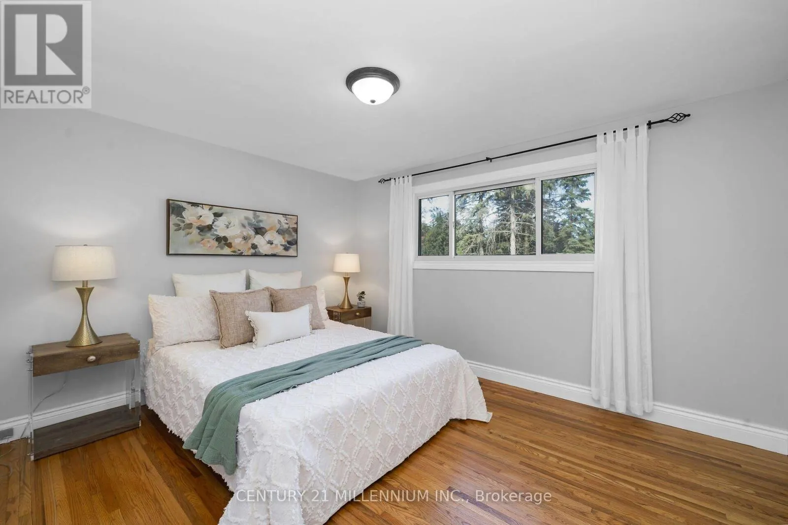 27 DUNDAS STREET W