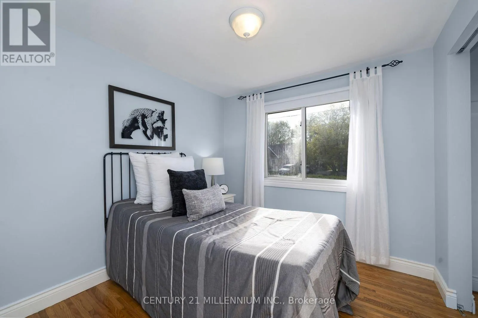 27 DUNDAS STREET W